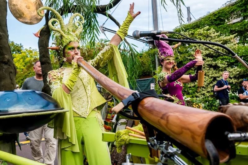 Sie begegnen leuchtenden Gestalten, märchenhaften Kulissen und einer Atmosphäre, die zum Staunen, Träumen und Mitfiebern einlädt – ein multisensorisches Erlebnis, das den Britzer Garten in ein lebendiges Kunstwerk verwandelt.