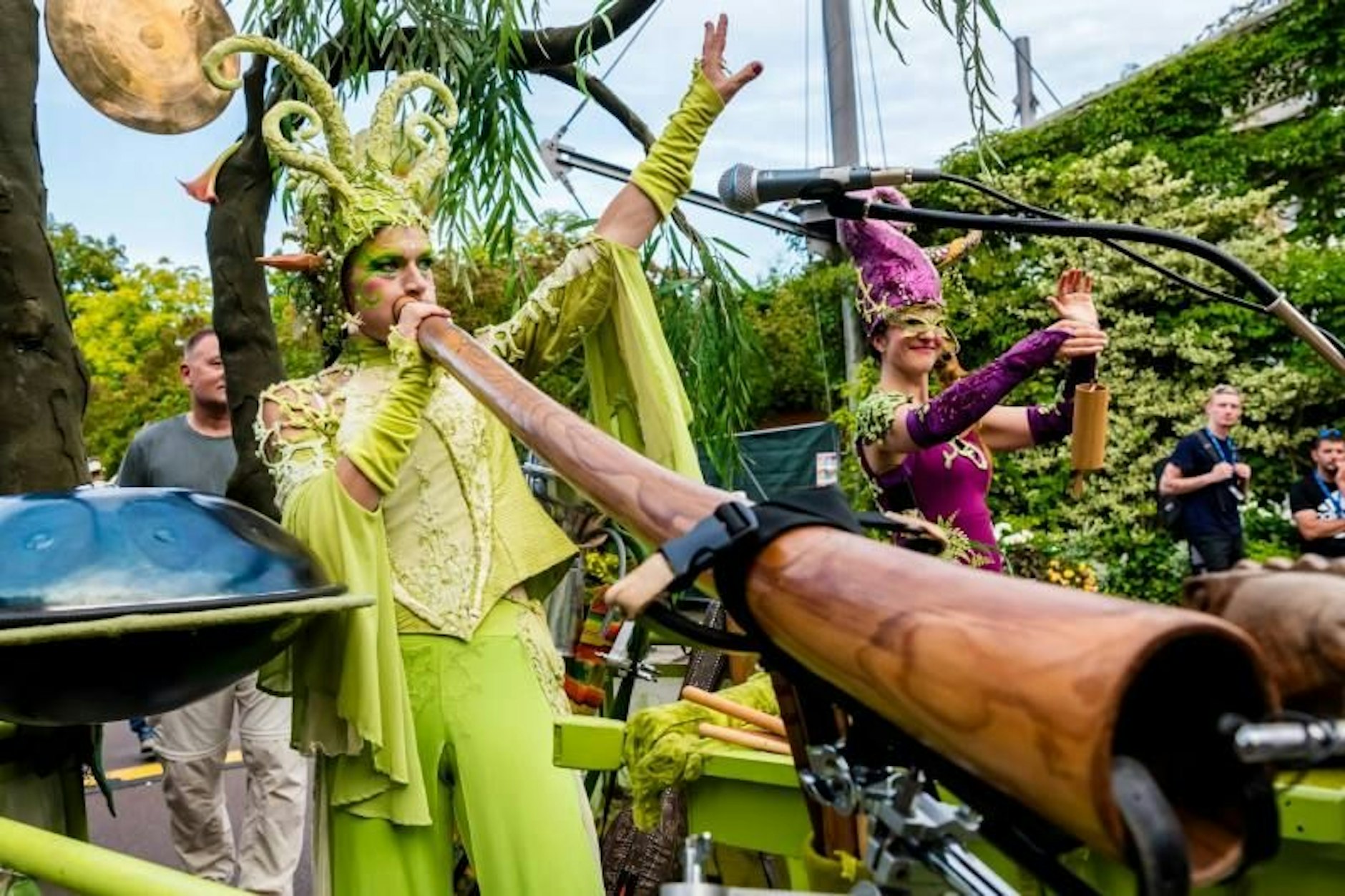 Sie begegnen leuchtenden Gestalten, märchenhaften Kulissen und einer Atmosphäre, die zum Staunen, Träumen und Mitfiebern einlädt – ein multisensorisches Erlebnis, das den Britzer Garten in ein lebendiges Kunstwerk verwandelt.