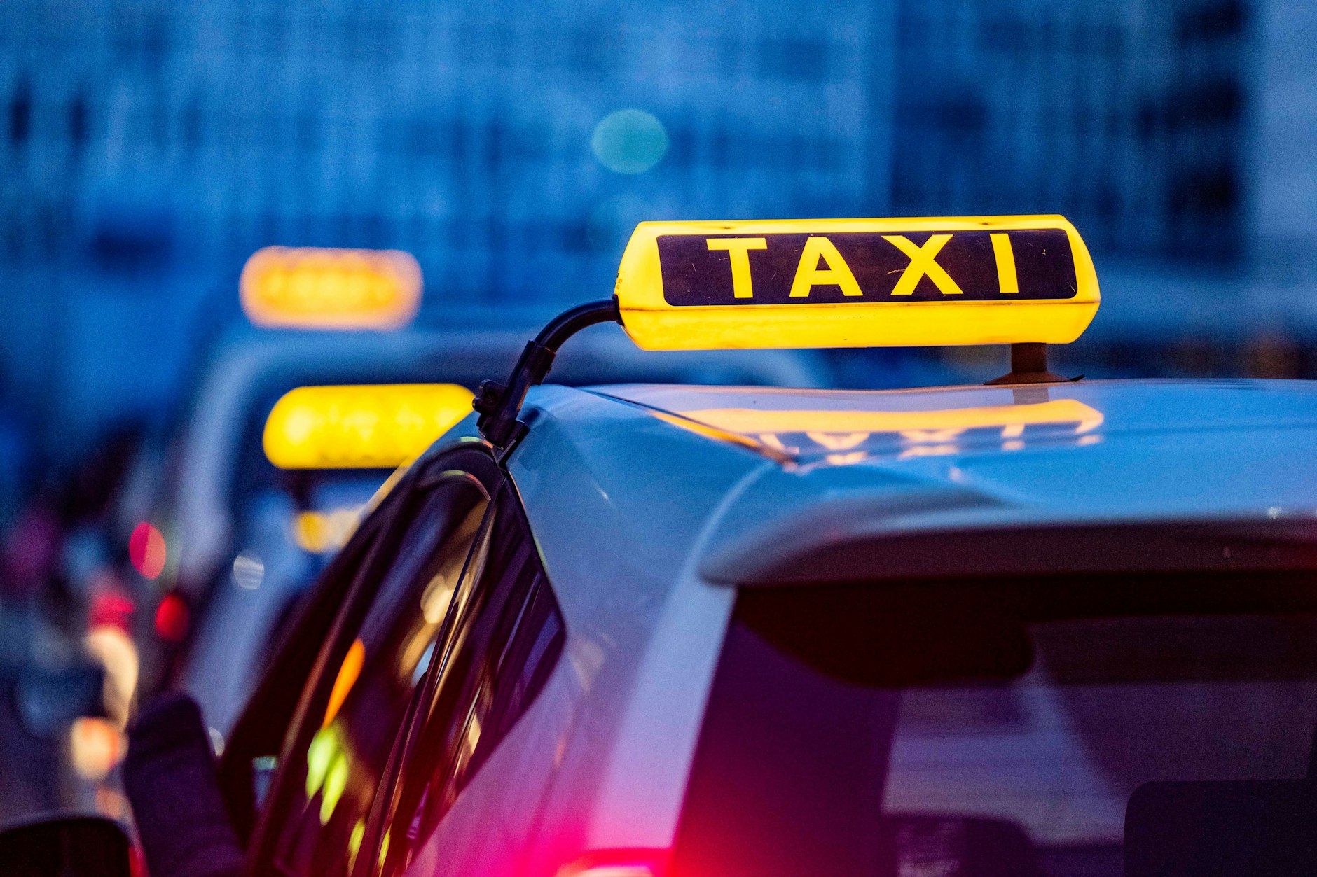 Warten auf Fahrgäste: Ein Taxi steht vor dem Berliner Hauptbahnhof. Ende 2019 waren mehr als 8000 Taxikonzessionen in Berlin vergeben, derzeit sind es rund 5700. Die Zahl steigt wieder.