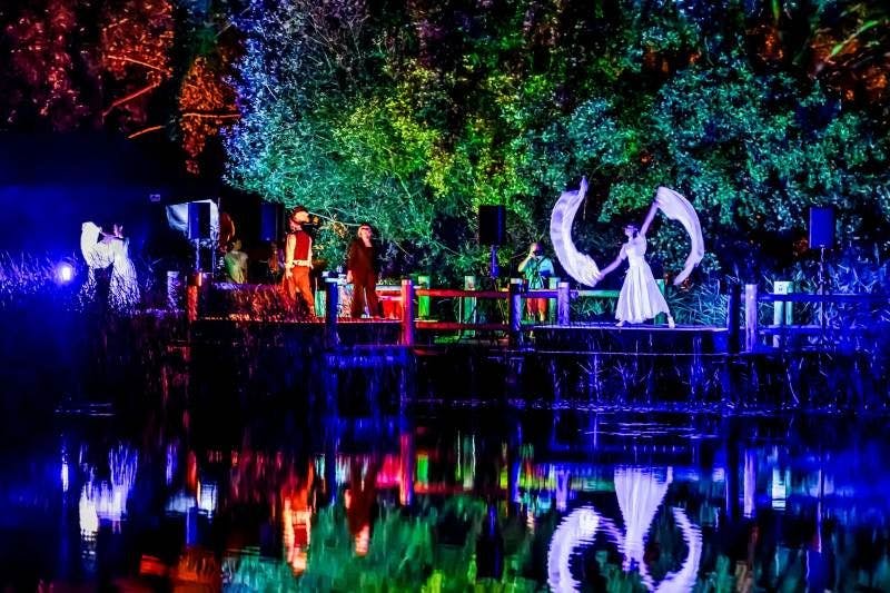 Fantastische Lichtinstallationen, leuchtende Kreaturen und geheimnisvolle Klanglandschaften lassen die Realität verblassen und entführen Sie in eine Welt, die nur für eine Nacht existiert!