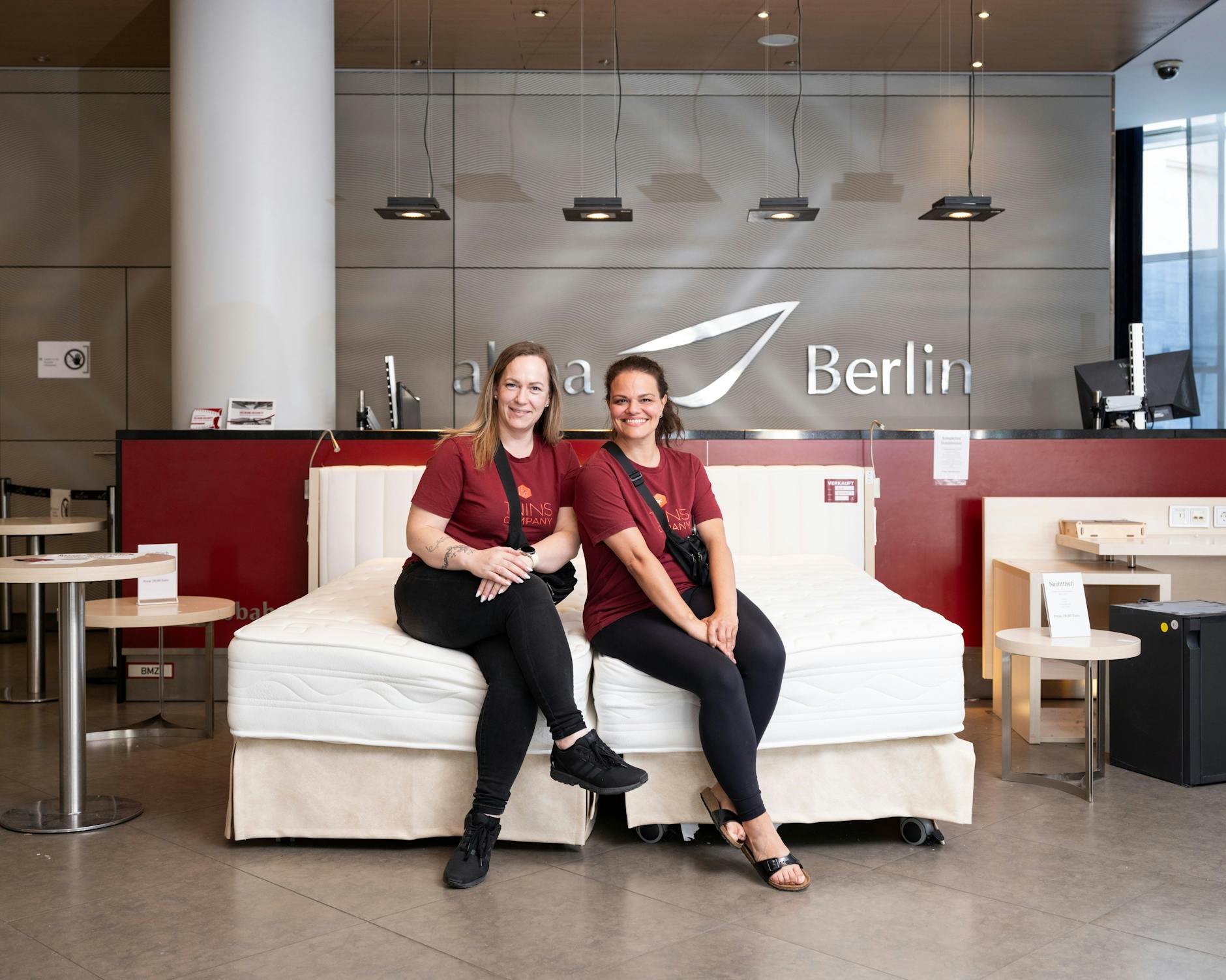 Linda (39, l.) und Sabine (37) vom Unternehmen Twins Company, das den Ausverkauf abwickelt, auf einem bereits verkauften Doppelbett an der verwaisten Hotellobby.