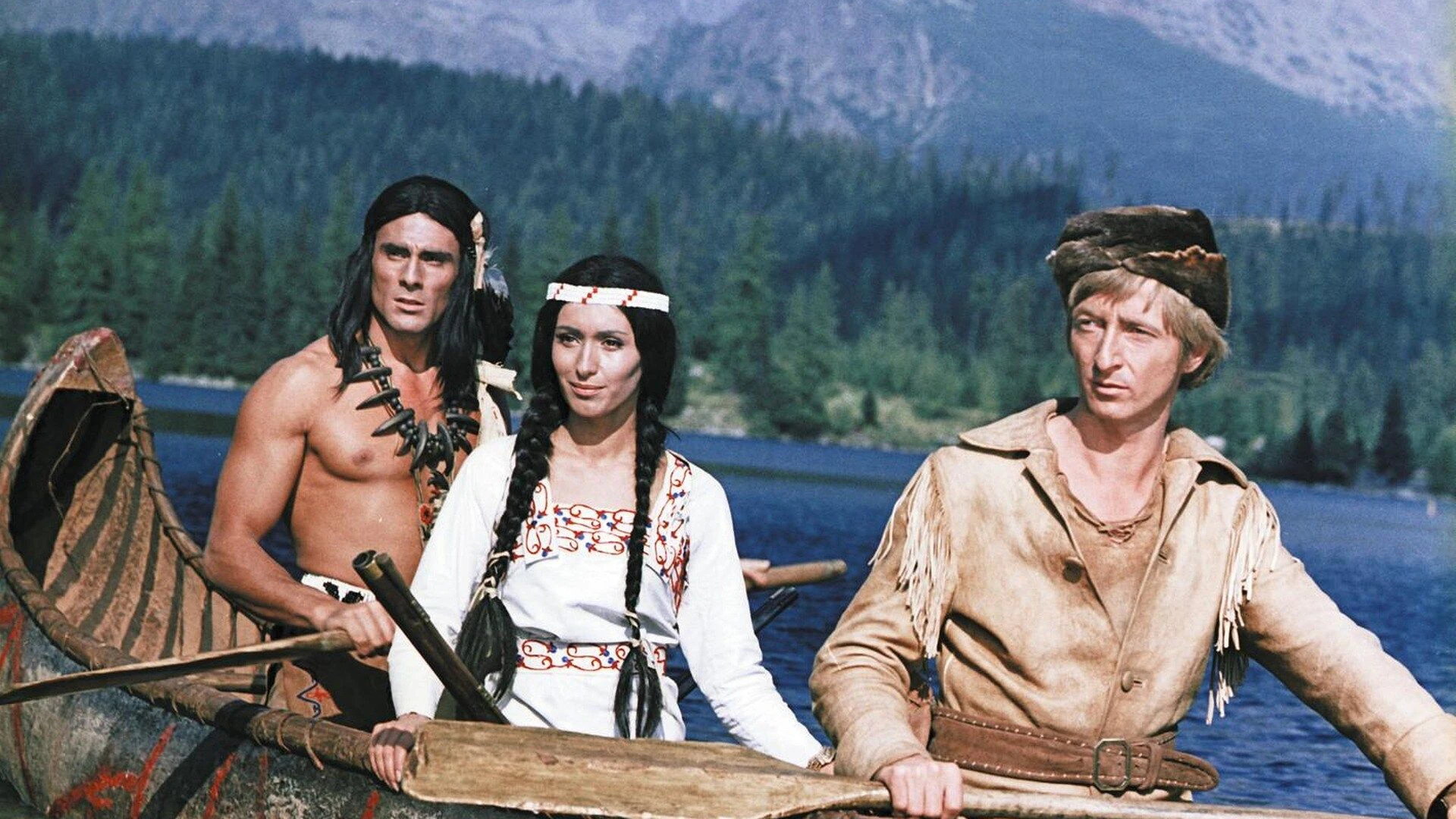 Wildtöter (Rolf Römer), Chingachgook (Gojko Mitic) und seine Braut Wahtawah (Andrea Drahota) reisen nach erfolgreichem Kampf auf dem Glimmerspiegelsee heim zum Stamm der Delawaren.