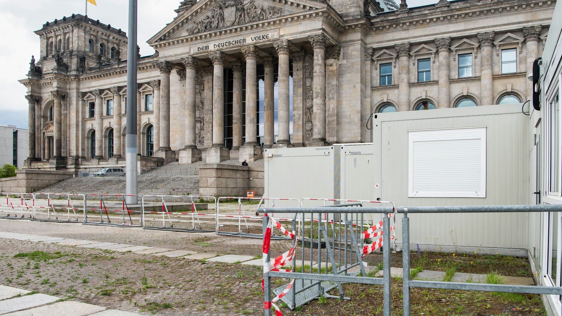 Ungepflegte Flächen rund um das Reichstagsgebäude und auf dem Platz der Republik. Unkraut sprießt en masse.