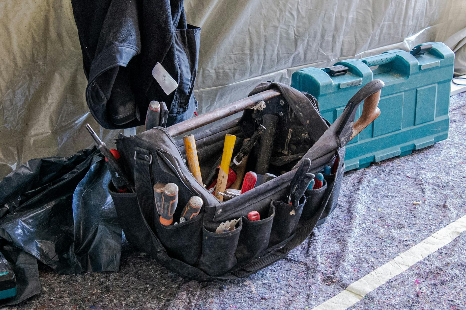 Zwei Männer sollen mit fingierten Handwerkerrechungen mehr als eine halbe Million Euro eingenommen haben.