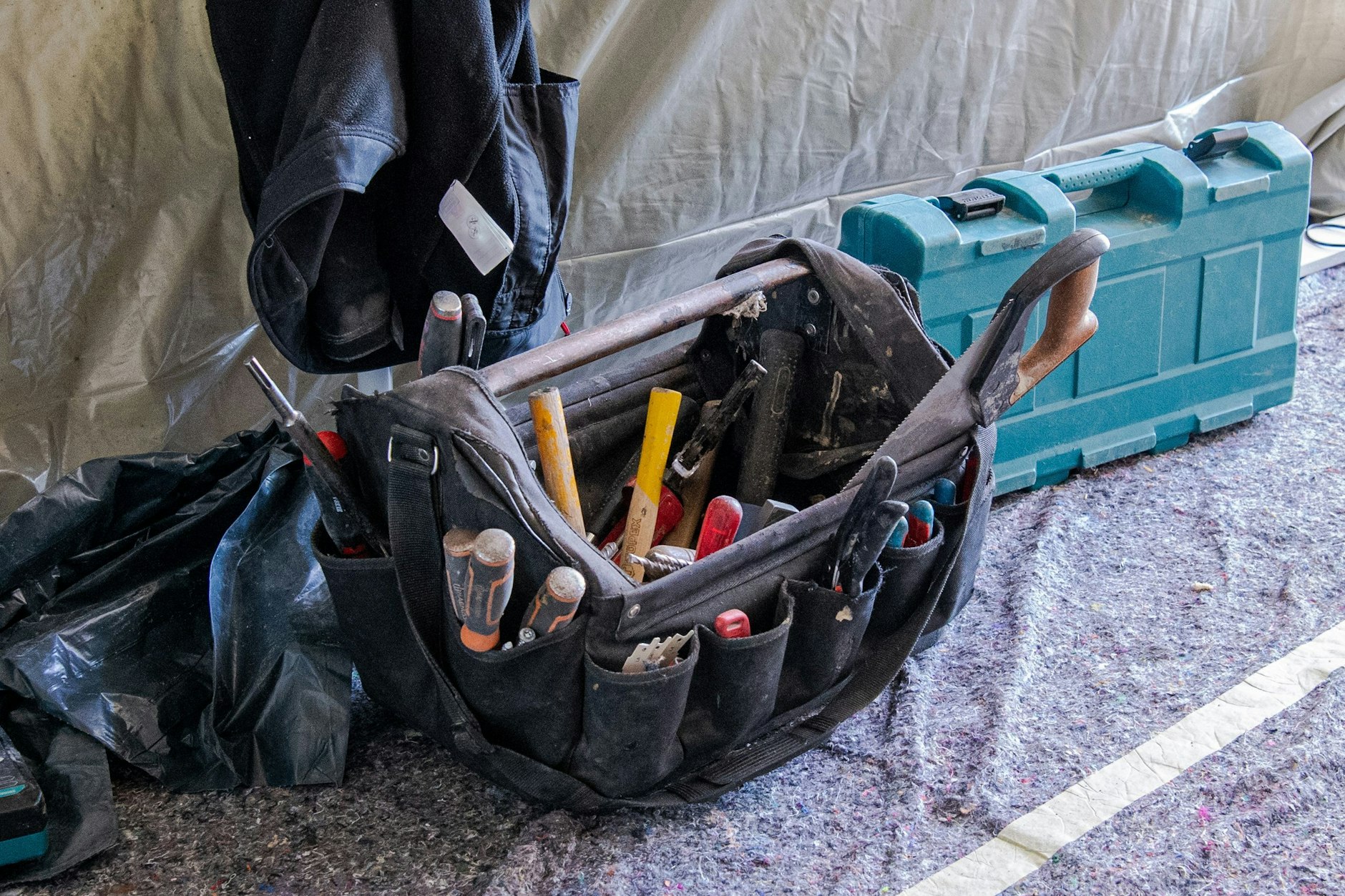 Zwei Männer sollen mit fingierten Handwerkerrechungen mehr als eine halbe Million Euro eingenommen haben.