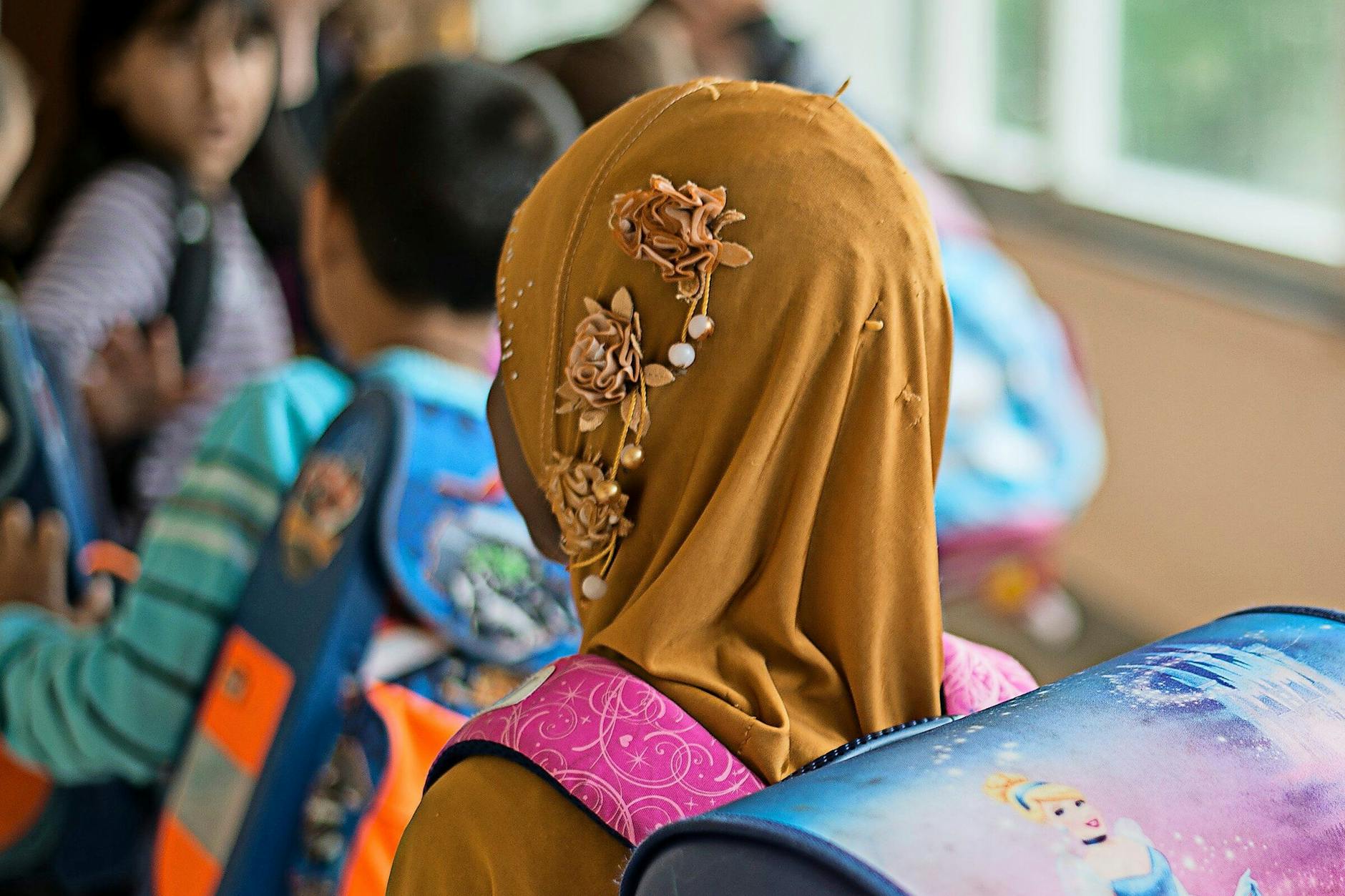 Ein Mädchen mit Kopftuch