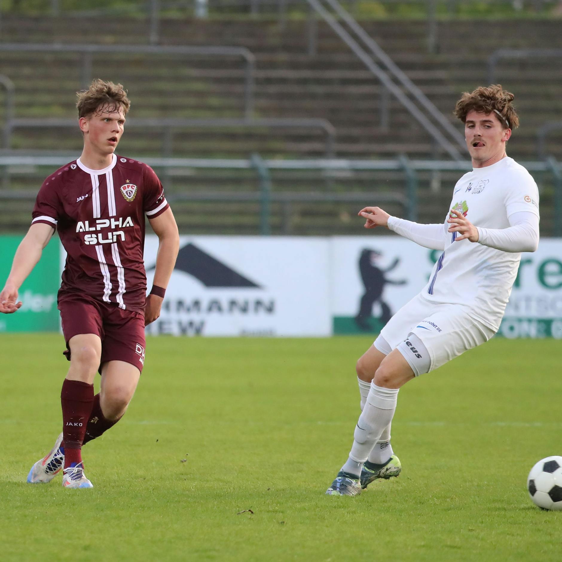 Bei seinem Regionalliga-Debüt kocht Moritz Polte (l.) Eilenburgs Moritz Kretzer ab.