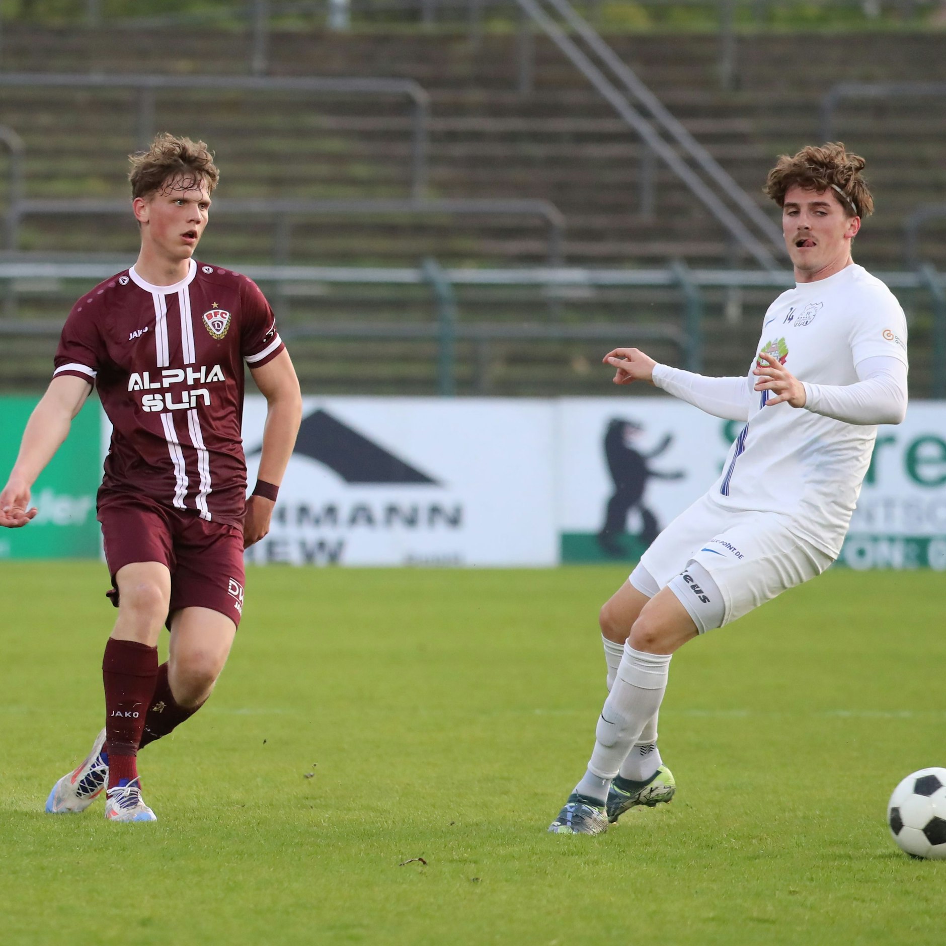 Bei seinem Regionalliga-Debüt kocht Moritz Polte (l.) Eilenburgs Moritz Kretzer ab.