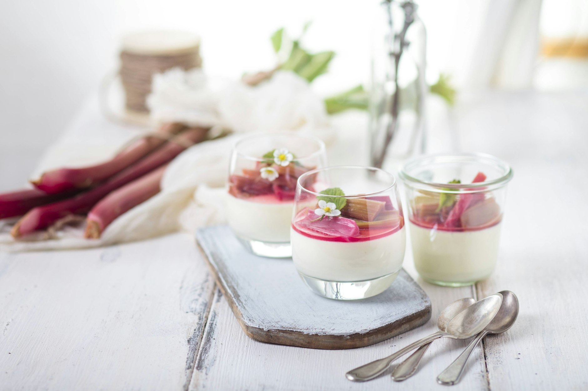 Die Zitronencreme mit Wackelpudding ist herrlich leicht und lecker. Das perfekte Rezept fürs Wochenende.