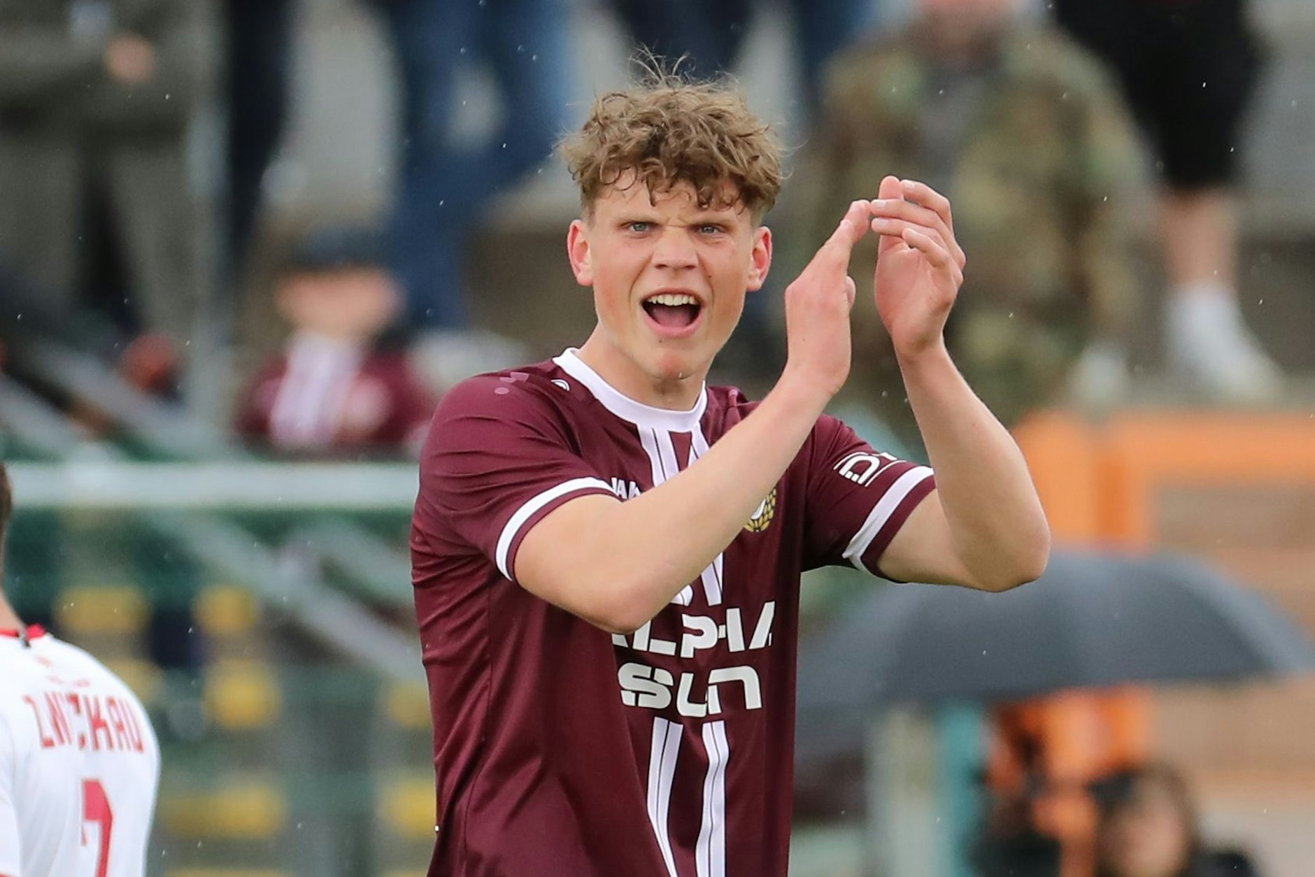Beim Regionalliga-Finale gegen Zwickau (2:2) pusht Moritz Polte schon mal seien BFC-Kollegen.