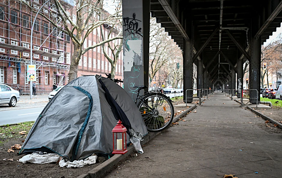 Ein Zelt unter einer U-Bahn-Trasse in Kreuzberg im Frühling 2025: Mittlerweile ein alltägliches Bild.