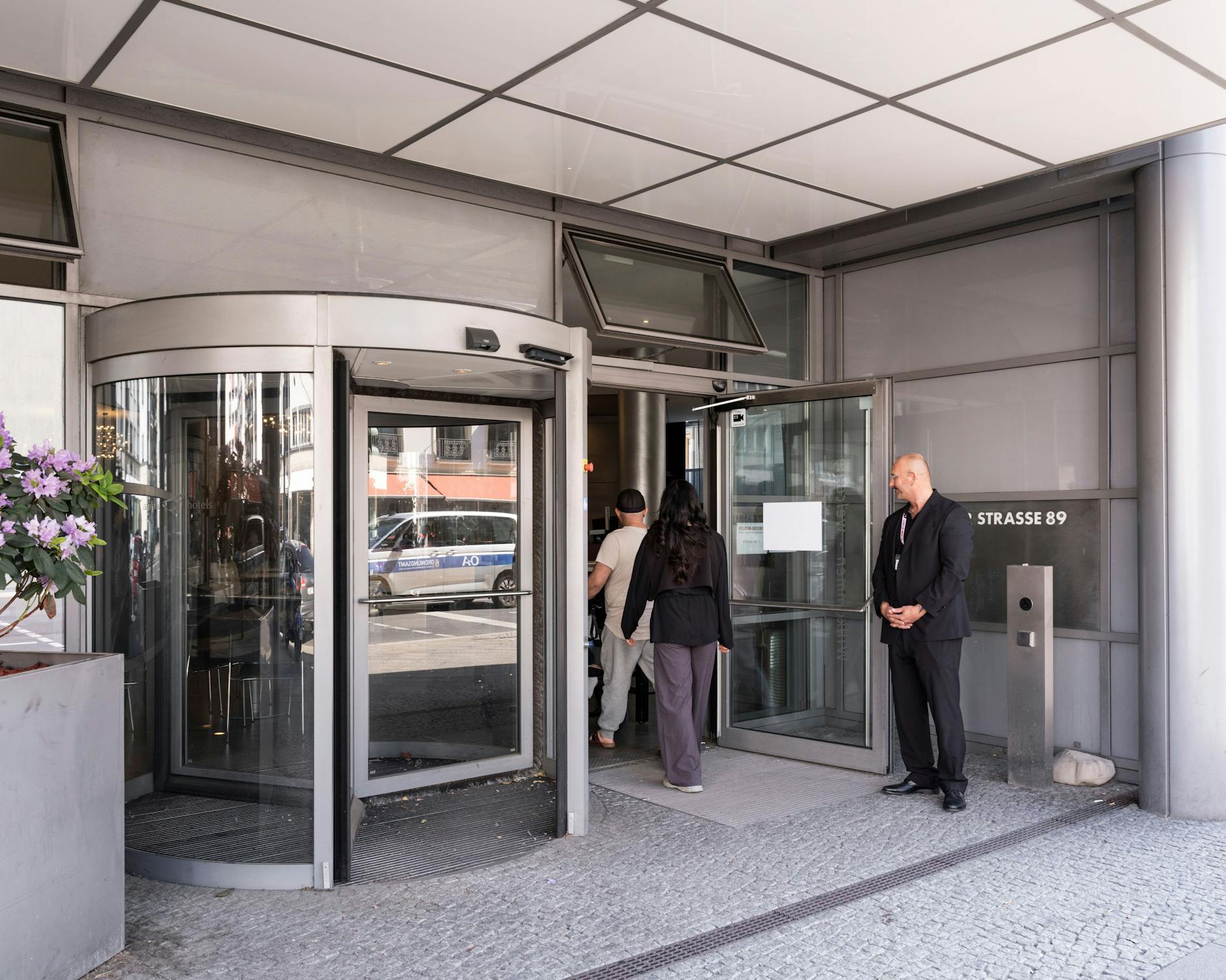 Am Hoteleingang herrscht reges Treiben.