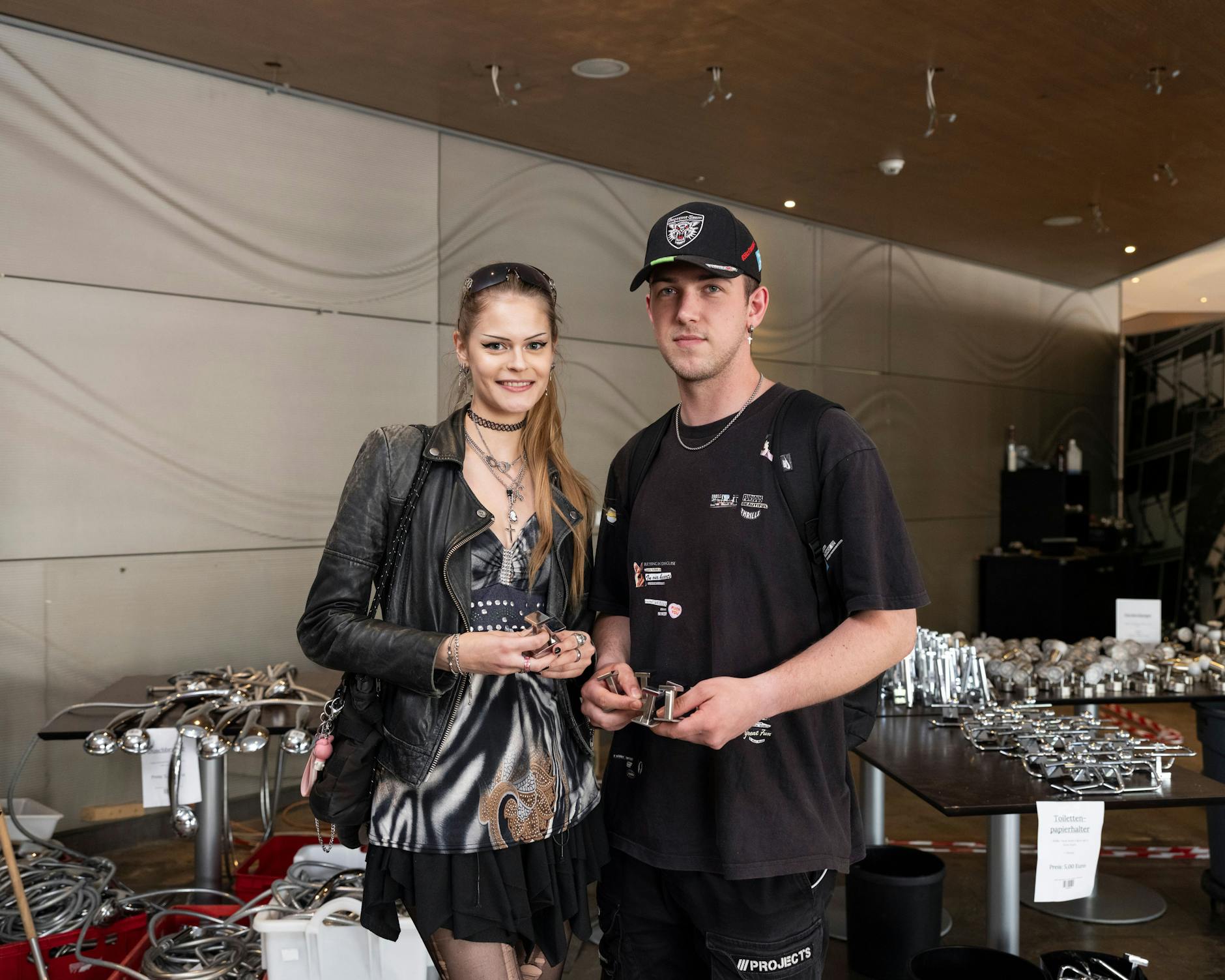 Julia (24) und Steven (27) wollen zusammenziehen und haben im Hotel-Ausverkauf schicke Chrom-Wandhaken gefunden.