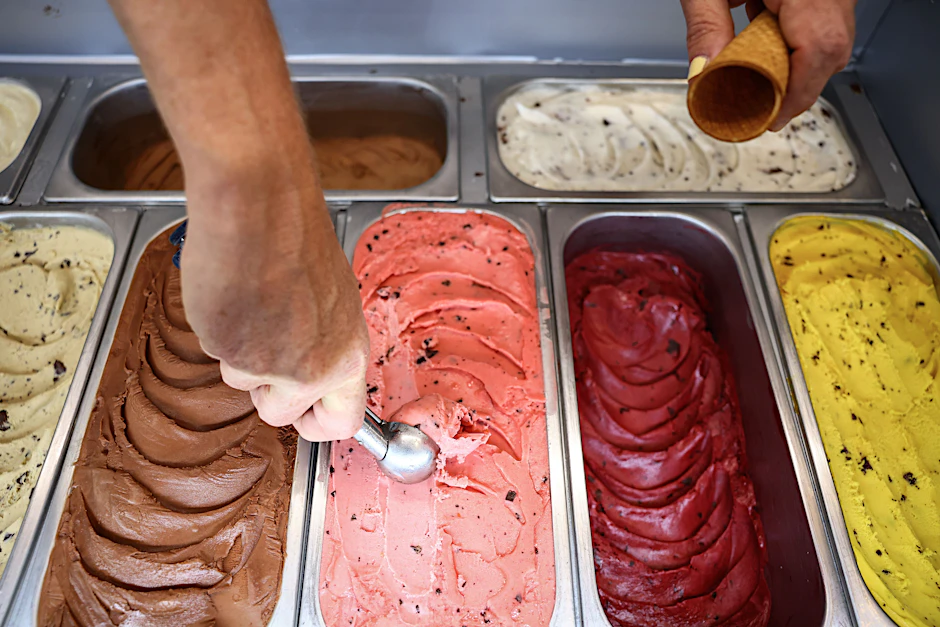 Bei Rosa Canina in Prenzlauer Berg kommen auch Matcha, Schwarzer Sesam und Mozartkugel in die Waffel.