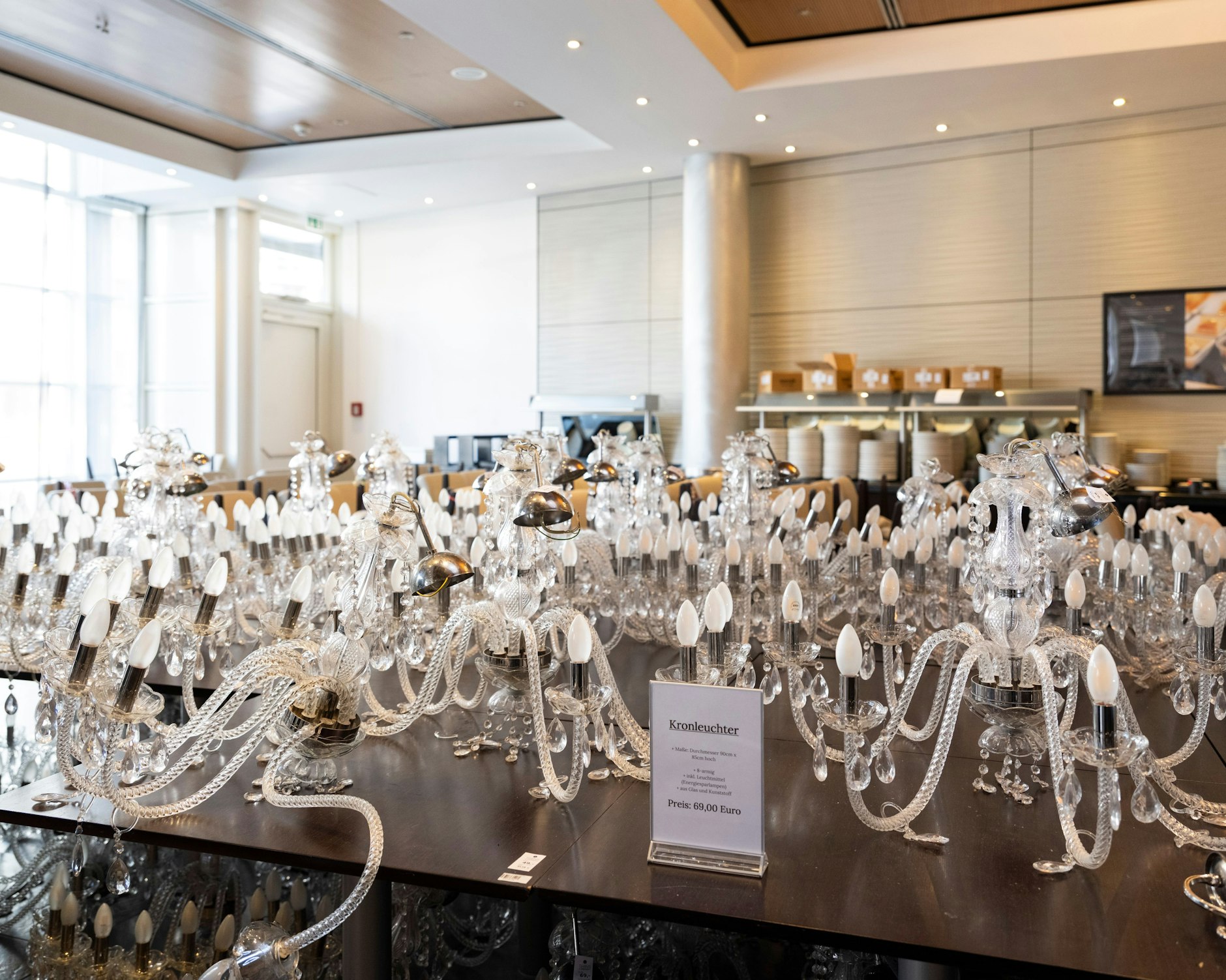 Kronleuchter sind noch reichlich vorhanden beim Hotel-Ausverkauf im Berliner Westen.