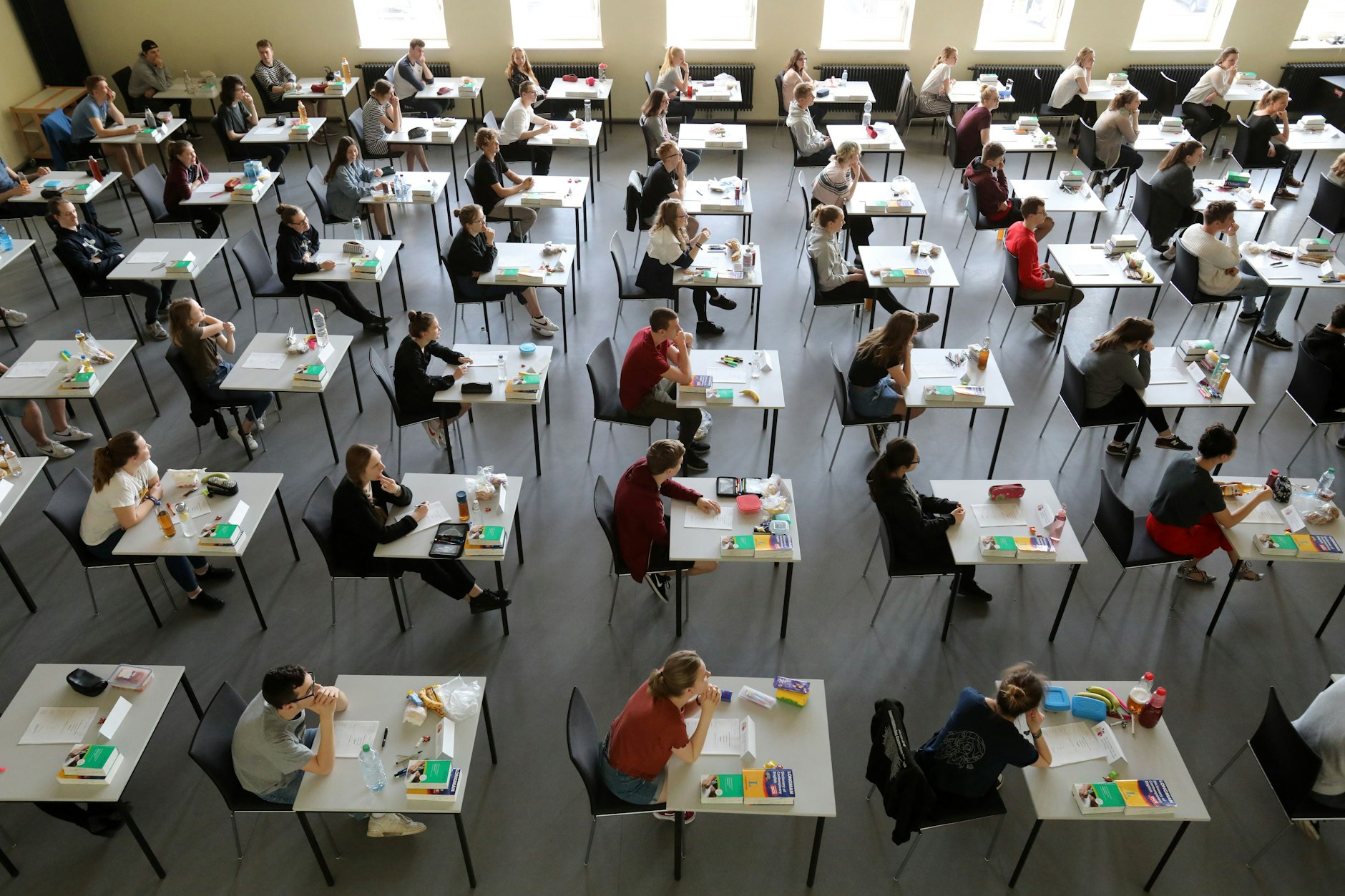 Abiturienten schreiben in einer Aula ihr Abitur. In Thüringen soll es einen krassen Betrugsfall beim Mathe-Abi gegeben haben. (Symbolbild)