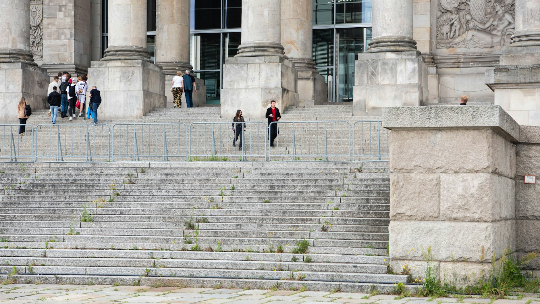 Auf den Steinstufen zum Reichstag machen sich Pflanzen breit. Das wirkt ungepflegt und nachlässig.