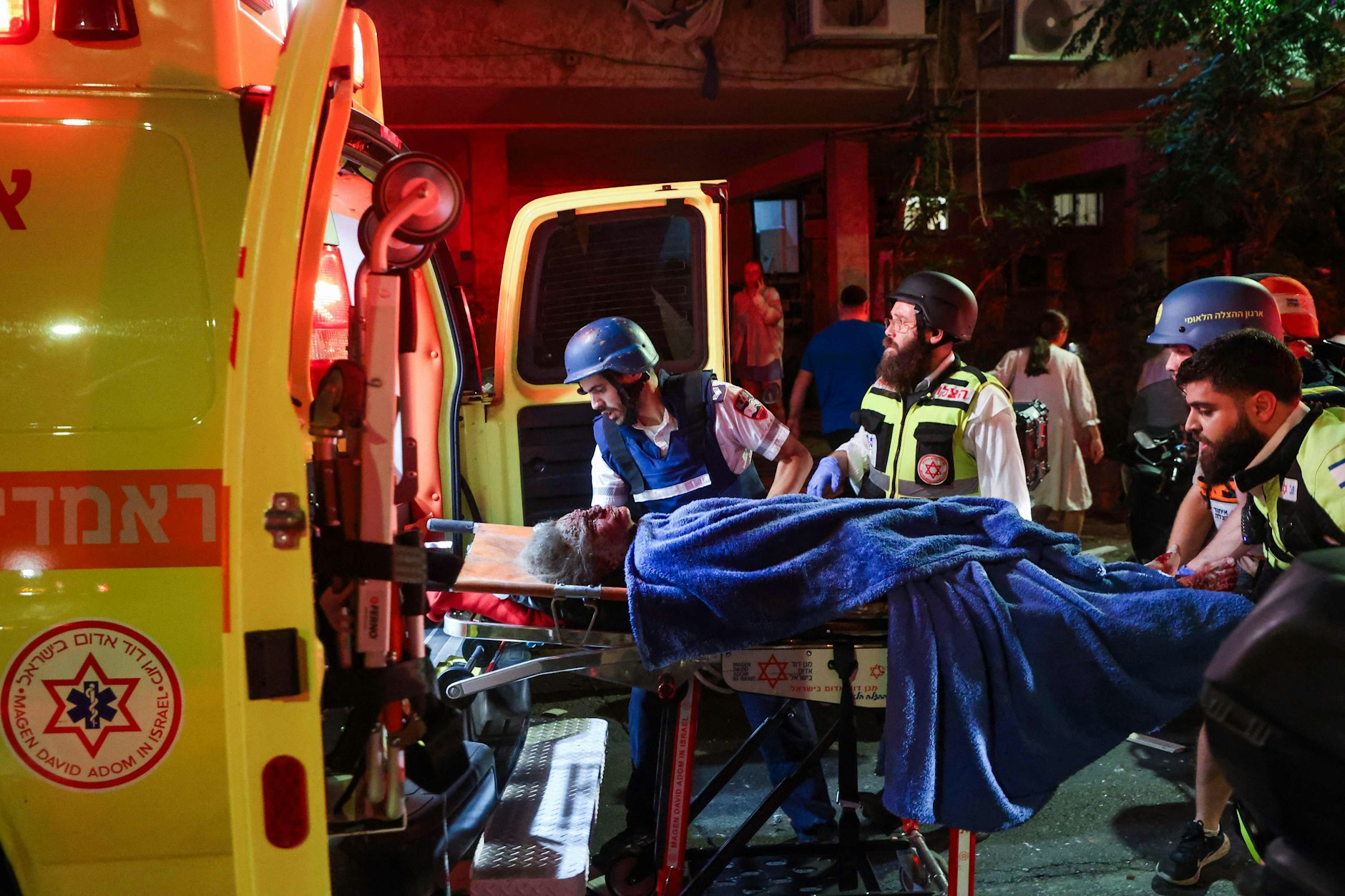 Israelische Ersthelfer evakuieren in Ramat Gan am Stadtrand von Tel Aviv einen verletzten Anwohner aus einem Gebäude.