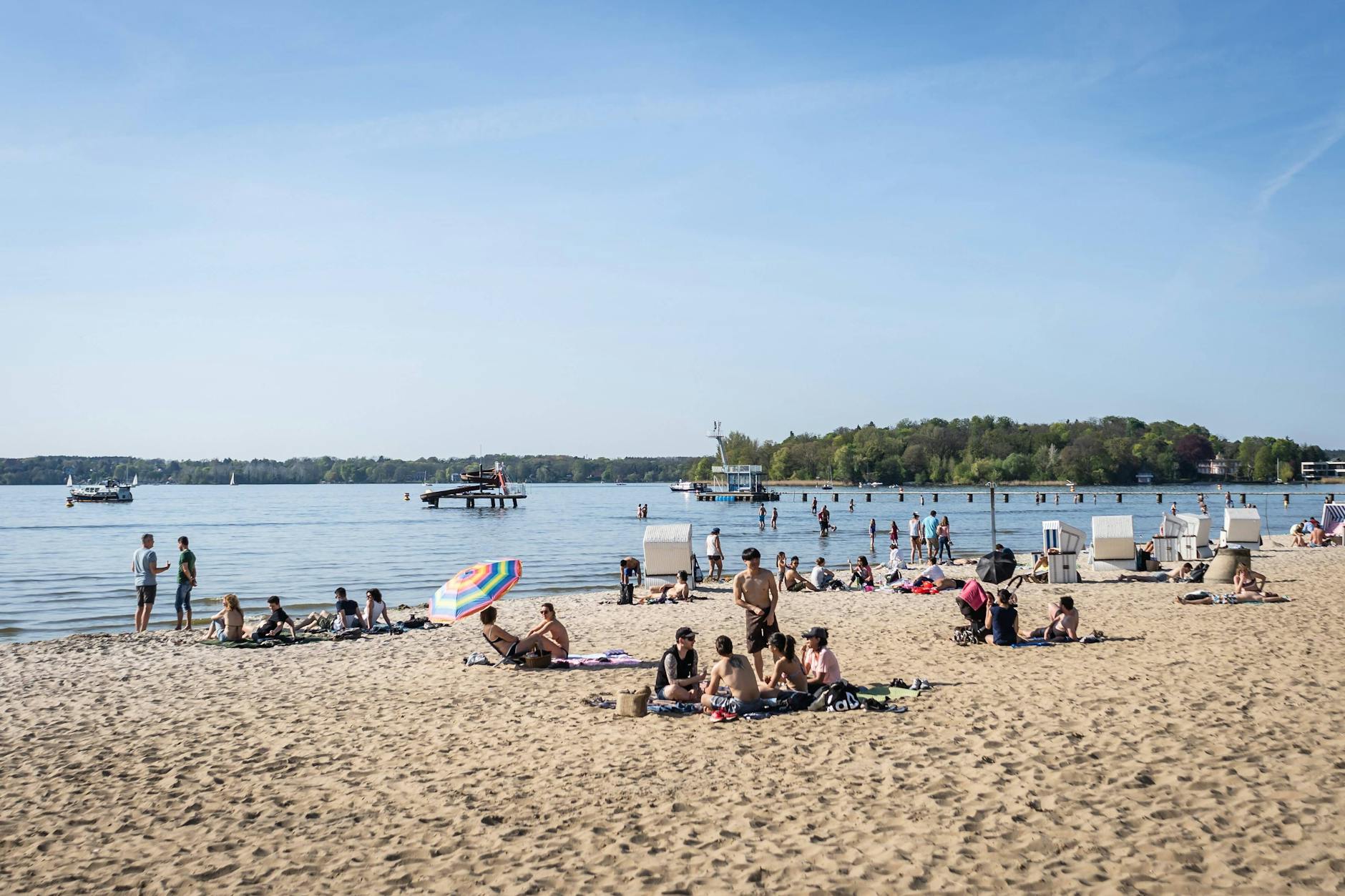 Am Wansee kann am Wochenende bedenkenlos gebadet werden.