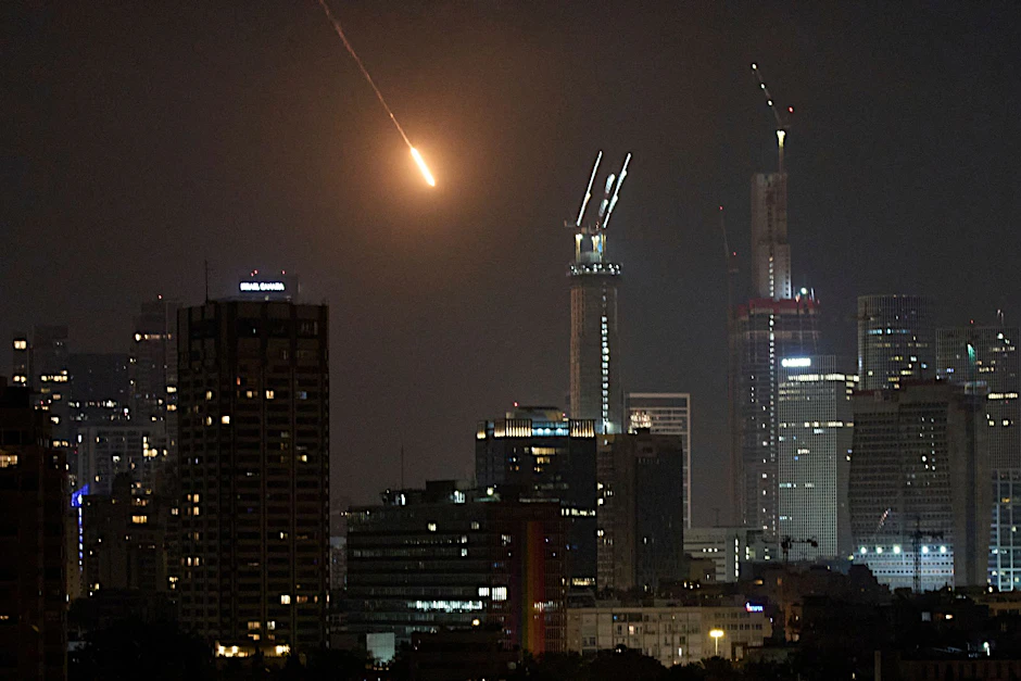 Über Tel Aviv ist am frühen Samstag eine Rakete zu sehen.