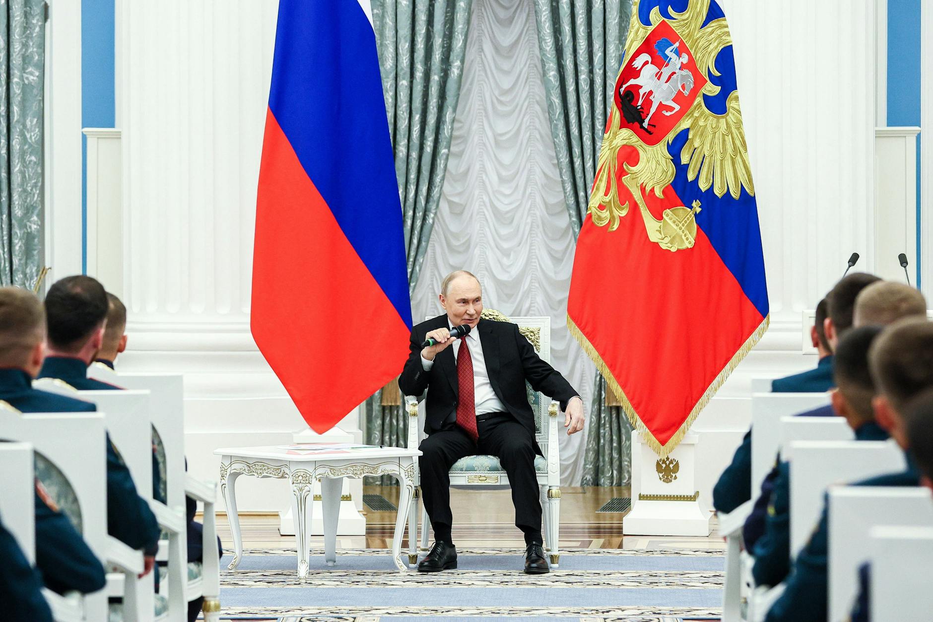 „Umgeben von Jasagern und formellen Entscheidungsinstanzen“: Wladimir Putin Mitte Juni bei einer Militärveranstaltung in Moskau.