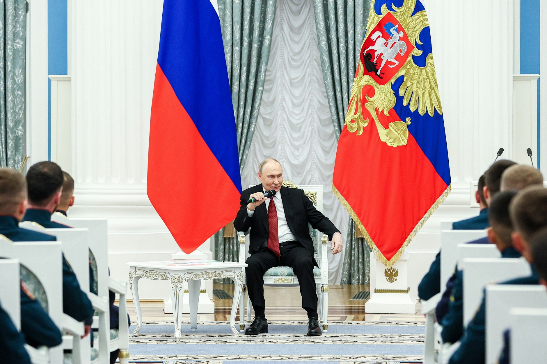 „Umgeben von Jasagern und formellen Entscheidungsinstanzen“: Wladimir Putin Mitte Juni bei einer Militärveranstaltung in Moskau.