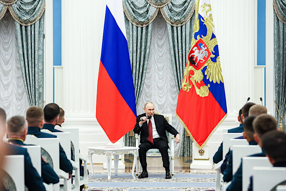 „Umgeben von Jasagern und formellen Entscheidungsinstanzen“: Wladimir Putin Mitte Juni bei einer Militärveranstaltung in Moskau.