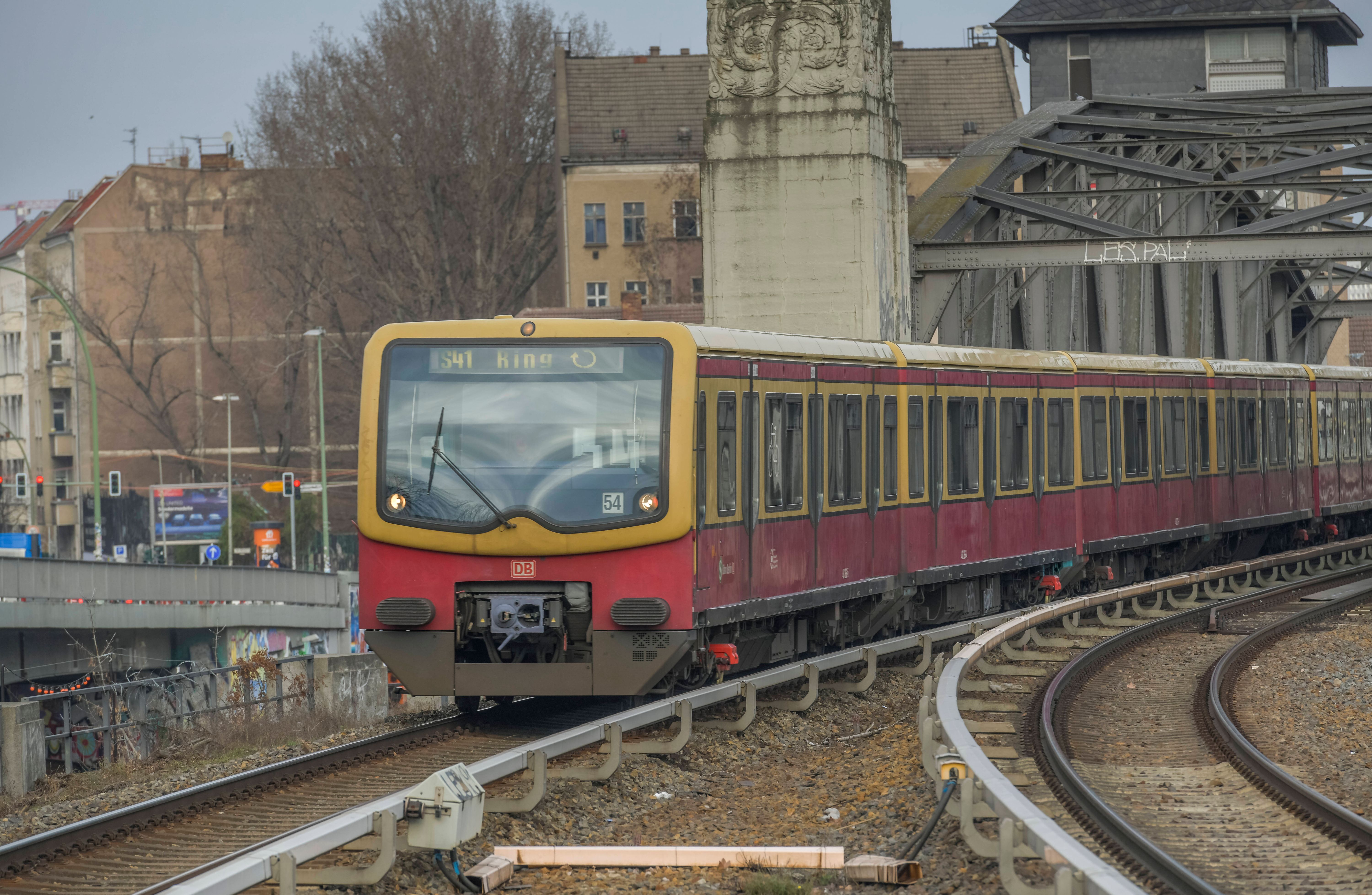 „Jemand wollte aus dem Fenster pinkeln“: Ist die Ringbahn Berlins schäbigste Strecke?