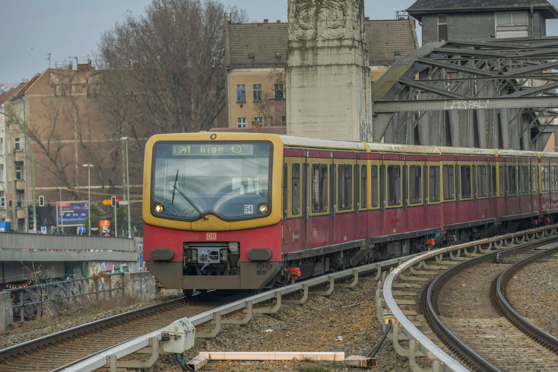 Aus der Ringbahn betrachtet, so unser Autor, zeigt sich Berlin von seiner hässlichsten Seite.