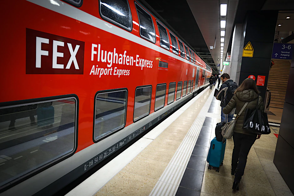 Fünf Doppelstockwagen mit mehr Platz fürs Gepäck als üblich: Ein Flughafen-Express FEX hält im Tunnelbahnhof unter dem Airport. Die Fahrzeit zum Hauptbahnhof wird sich fast halbieren.