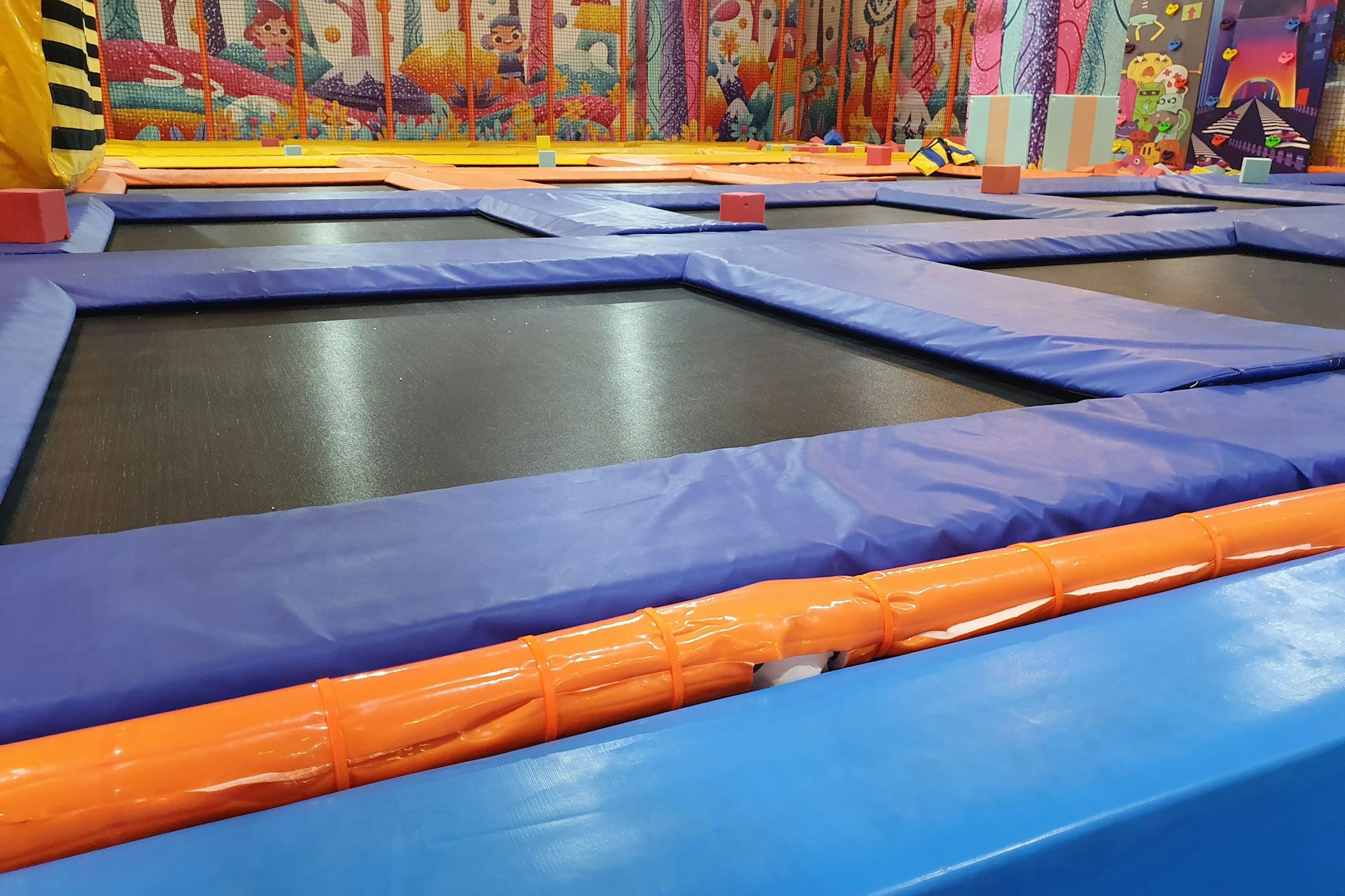 Eine Zweijährige spielte in Spanien auf einem Trampolin und bekam einen tödlichen Stromschlag (Symbolfoto).