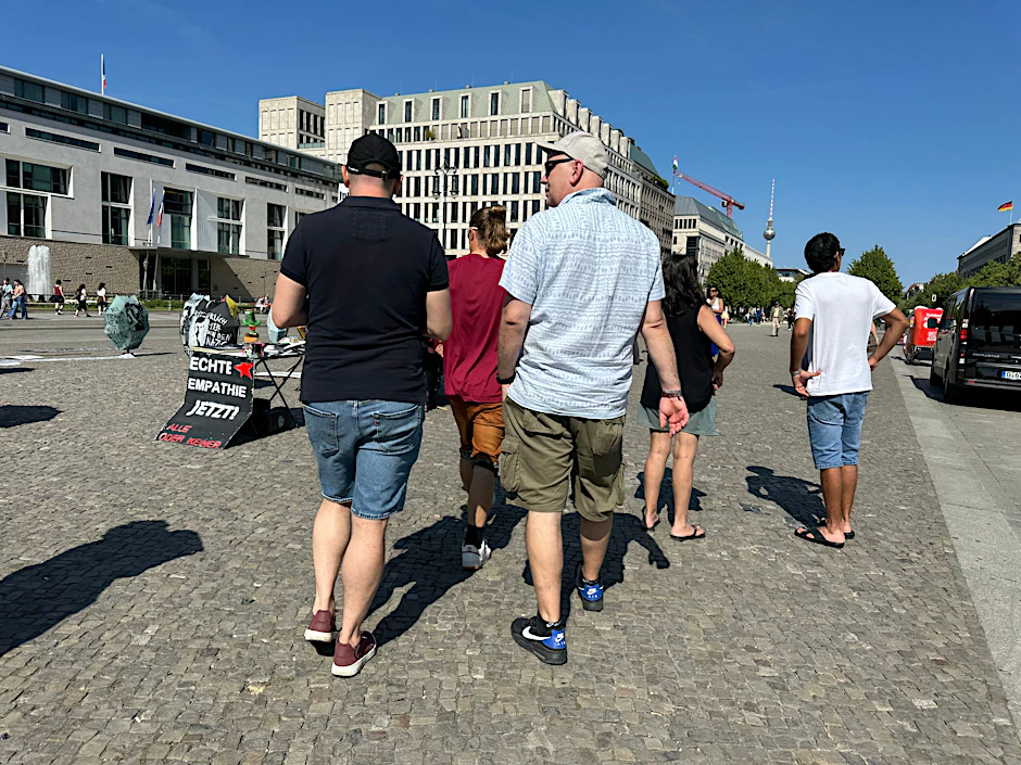 In Berlin zu Gast: Cargohosen oder Jeans, die in Kniehöhe enden, sind bei unseren&nbsp; Touristen besonders populär.