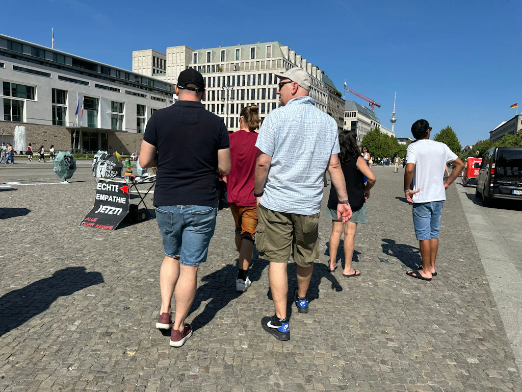 In Berlin zu Gast: Cargohosen oder Jeans, die in Kniehöhe enden, sind bei unseren&nbsp; Touristen besonders populär.