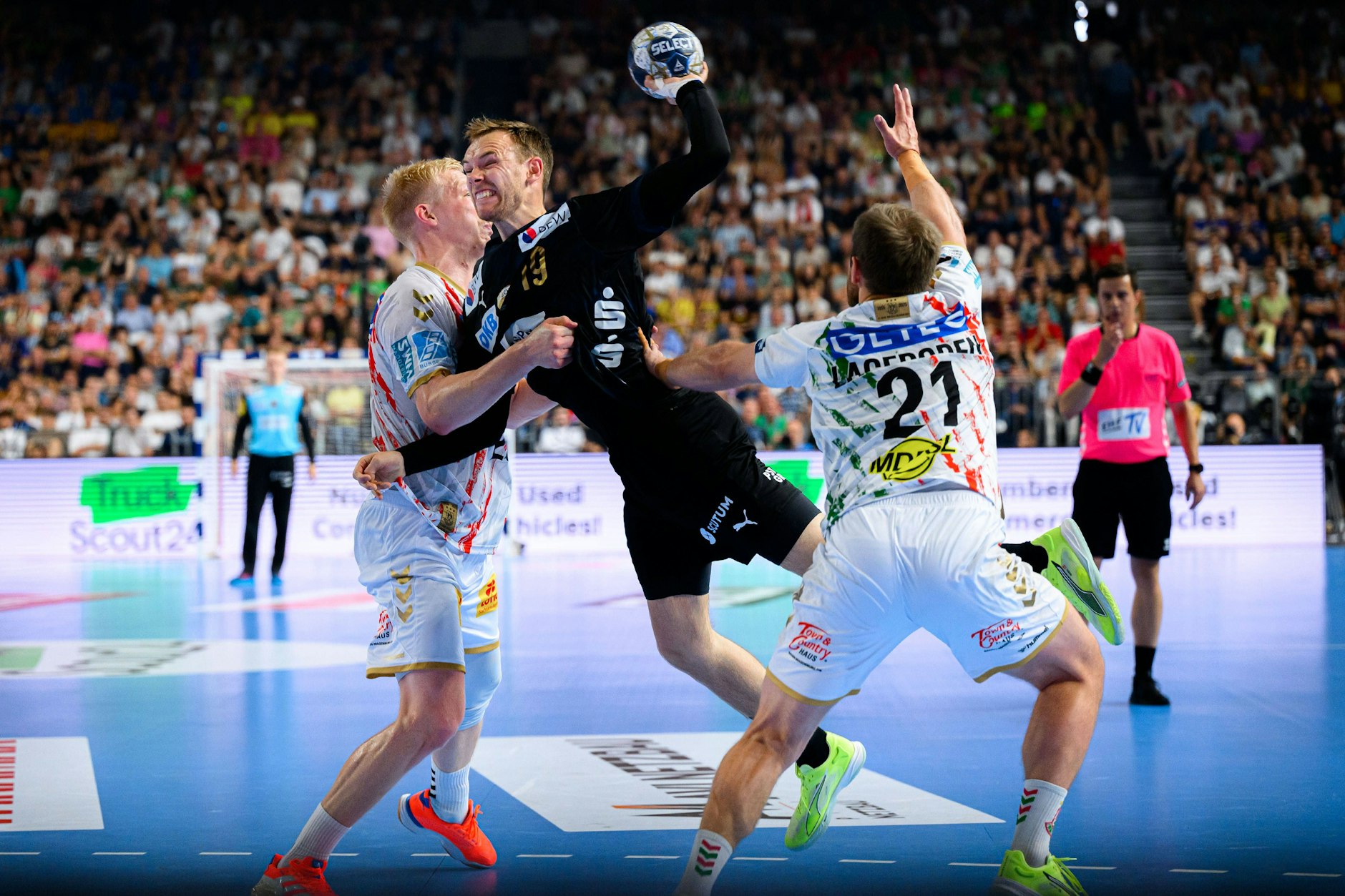 Mathias Gidsel (beim Wurf) kam im Finale der Champions League gegen den SC Magdeburg nicht wie gewohnt zur Geltung.