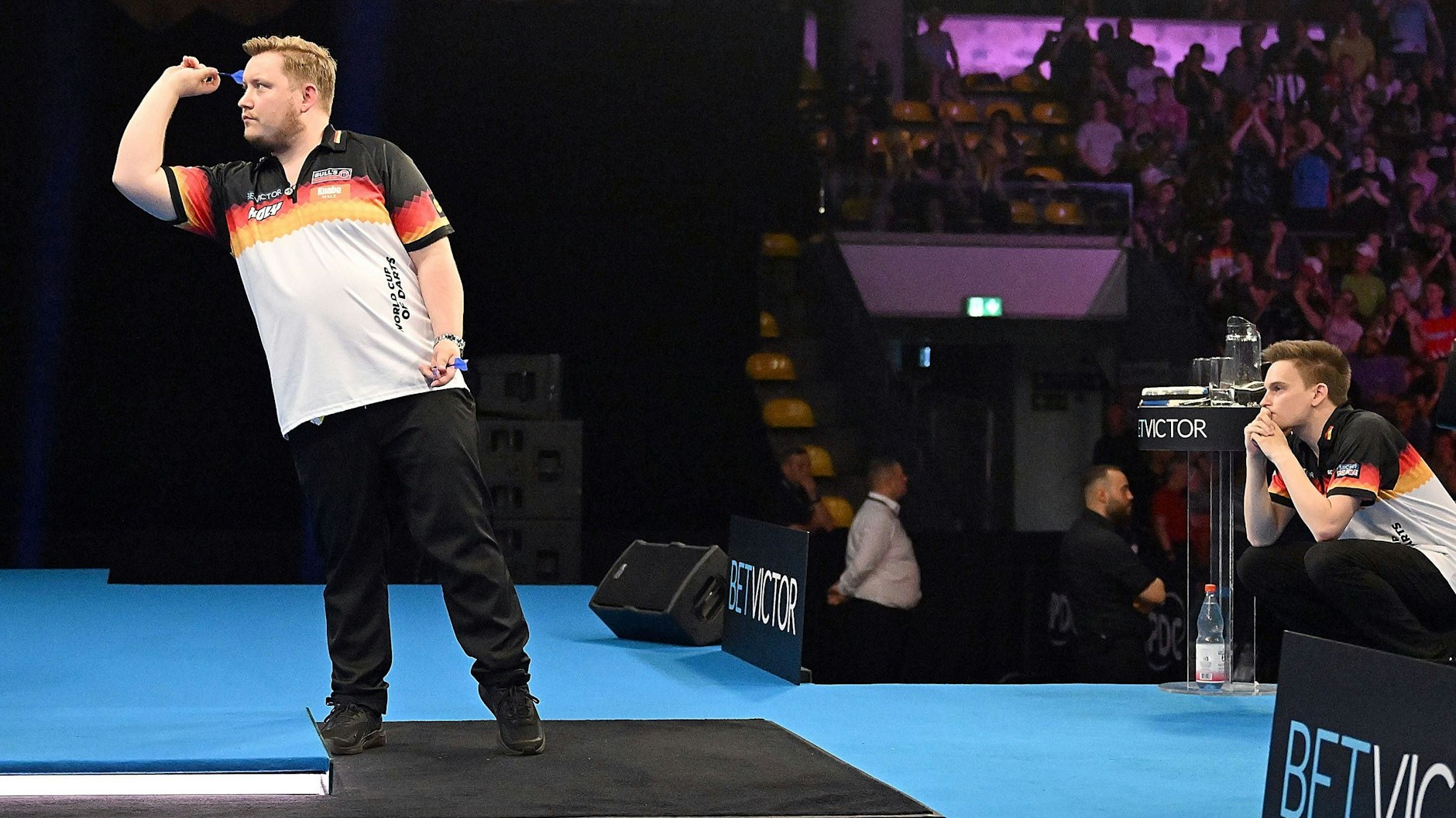 Martin Schindler wirft seinen Pfeil, Partner Ricardo Pietreczko schaut gespannt zu. 