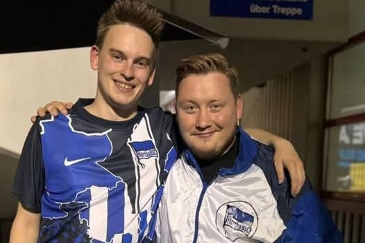 Ricardo Pietreczko und Martin Schindler sorgten für die Sensation bei der Darts-Team-WM. Als Hertha-Fans zeigten sie stolz ihre blau-weiße Kluft.