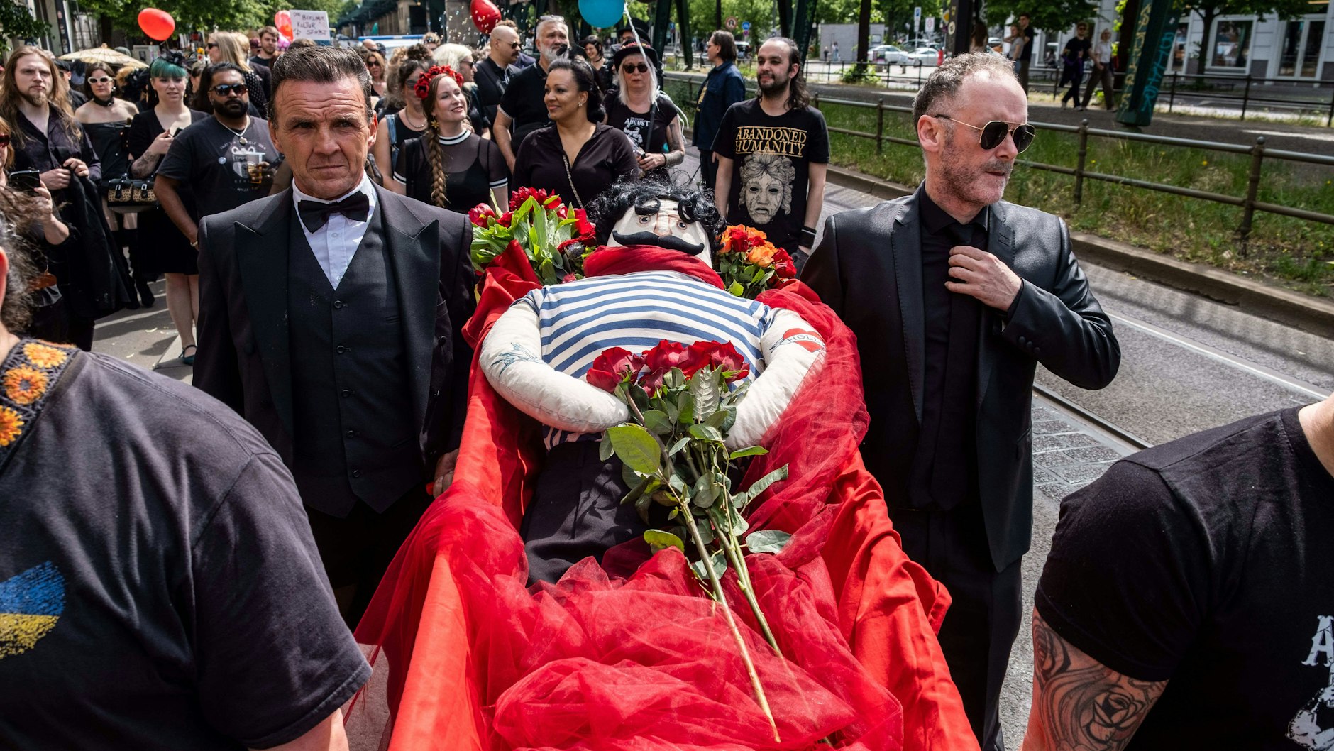 Hier wird der starke August zu Grabe getragen: Mit einem Trauerzug verabschiedeten sich Stammgäste und Freunde von der Burlesque-Bar in Berlin-Prenzlauer Berg.