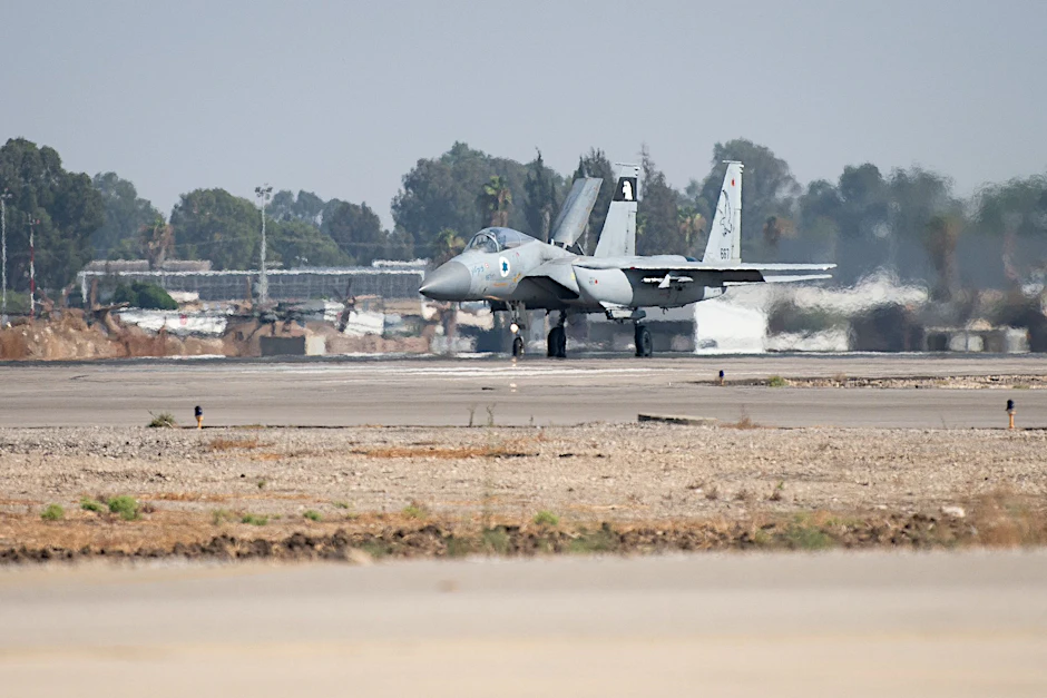 F15-Kampfjets der israelischen Luftwaffe bereiten sich auf den Start zu einem Einsatz im Jemen vor. 