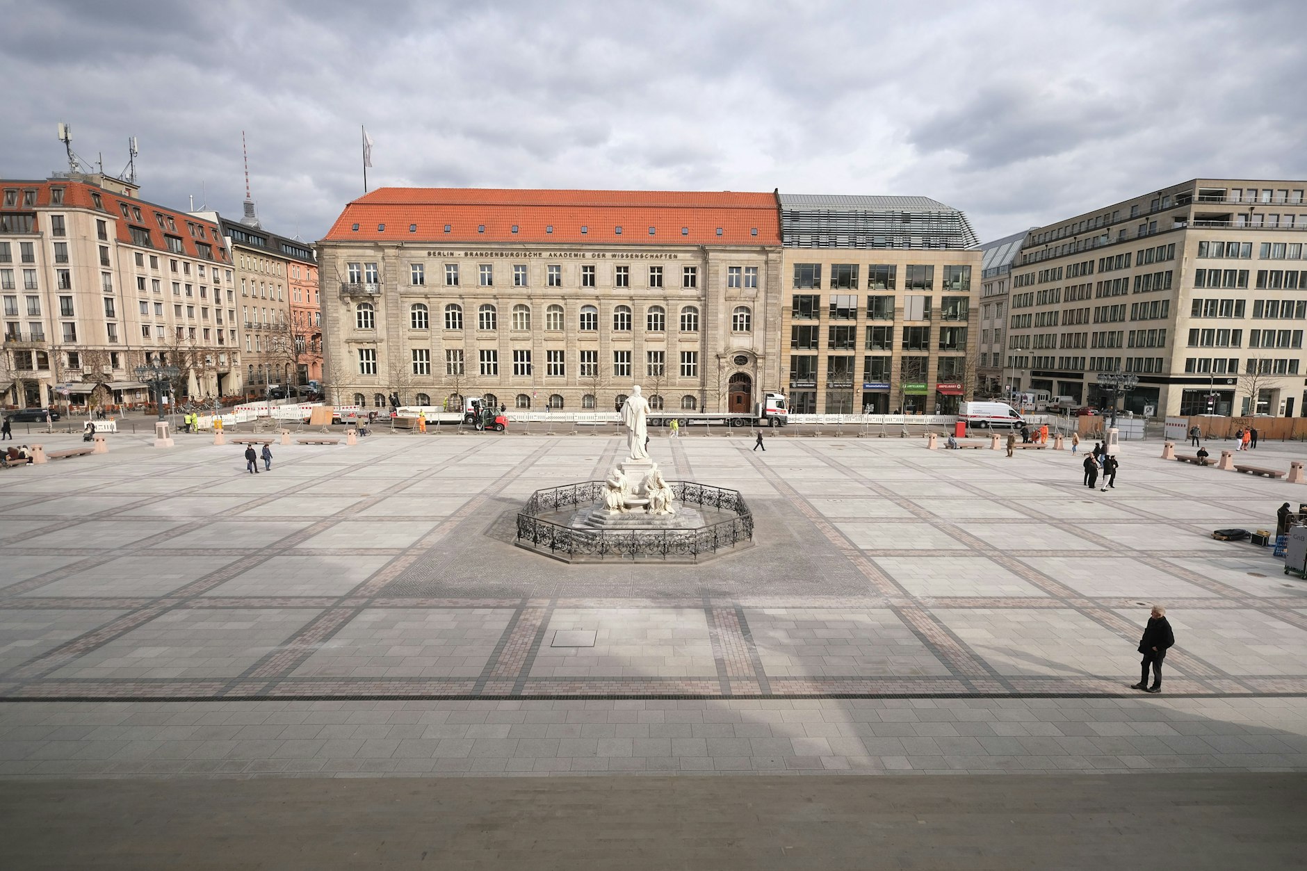(Noch) kein Grün weit und breit. Der erneuerte Gendarmenmarkt nach der Eröffnung im März 2025.