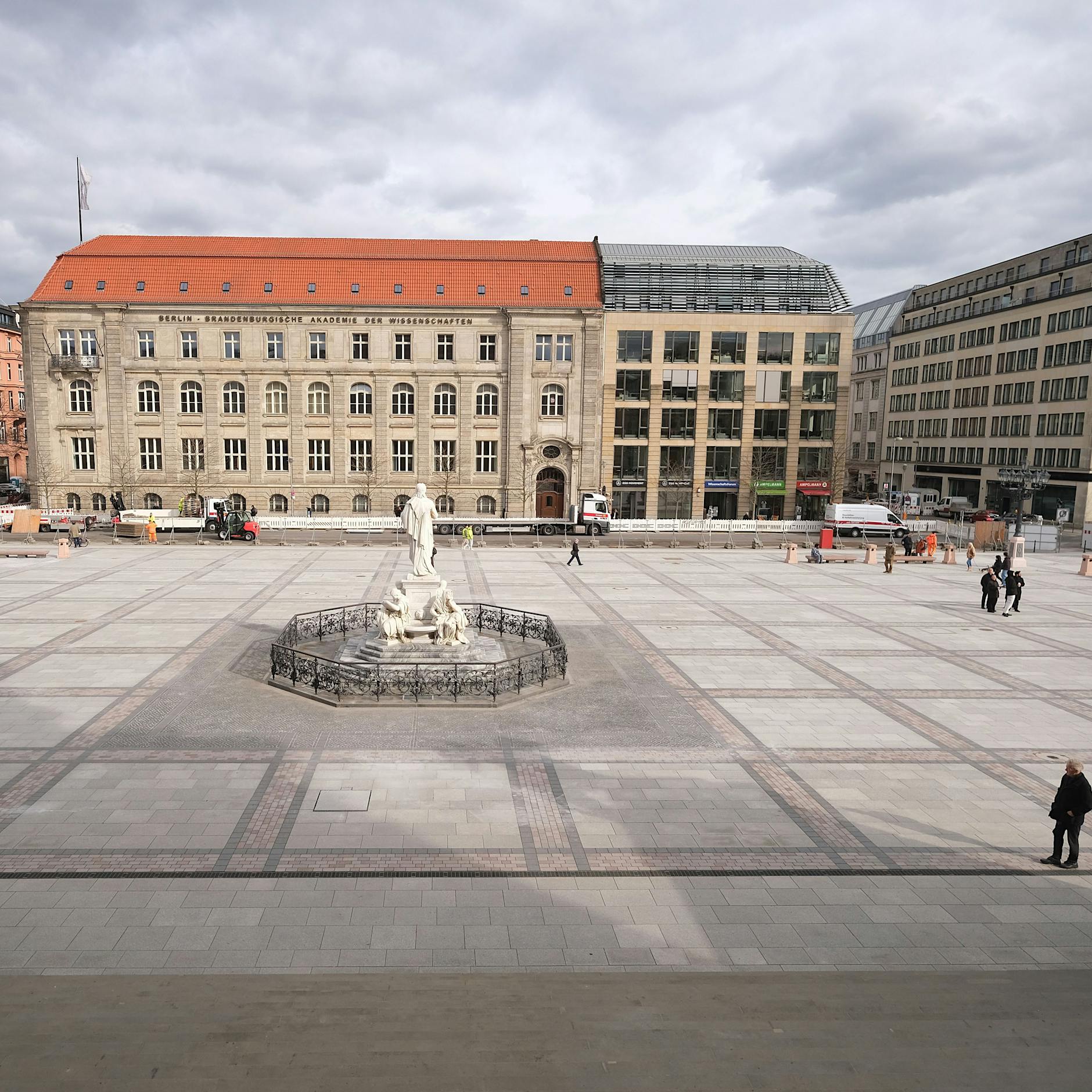 Eine Steinwüste? DDR-Architekt Eisentraut ärgert die Gendarmenmarkt-Kritik