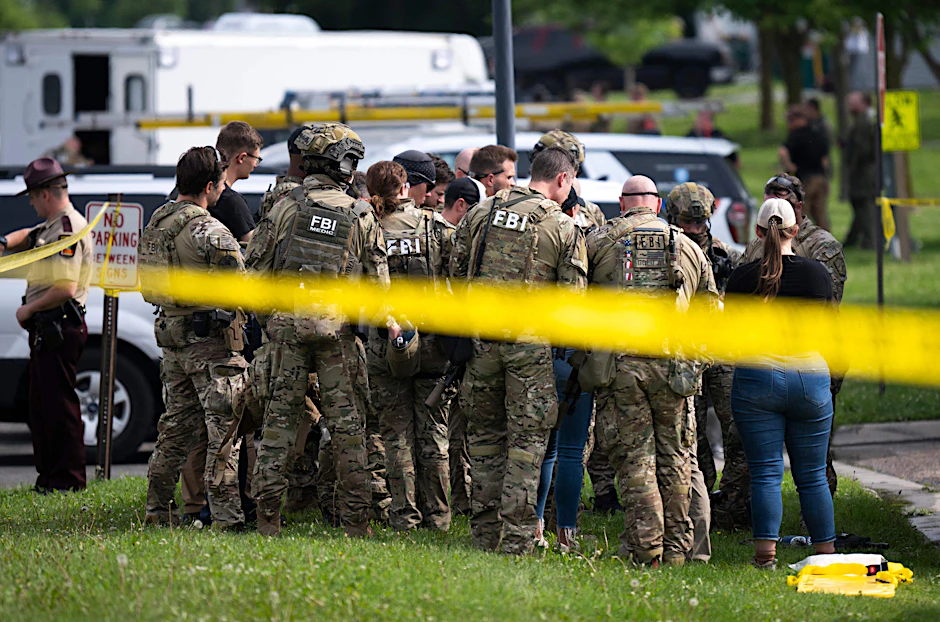 FBI-Agenten stehen am 15. Juni 2025 in Green Isle, Minnesota, in einem Wohngebiet.