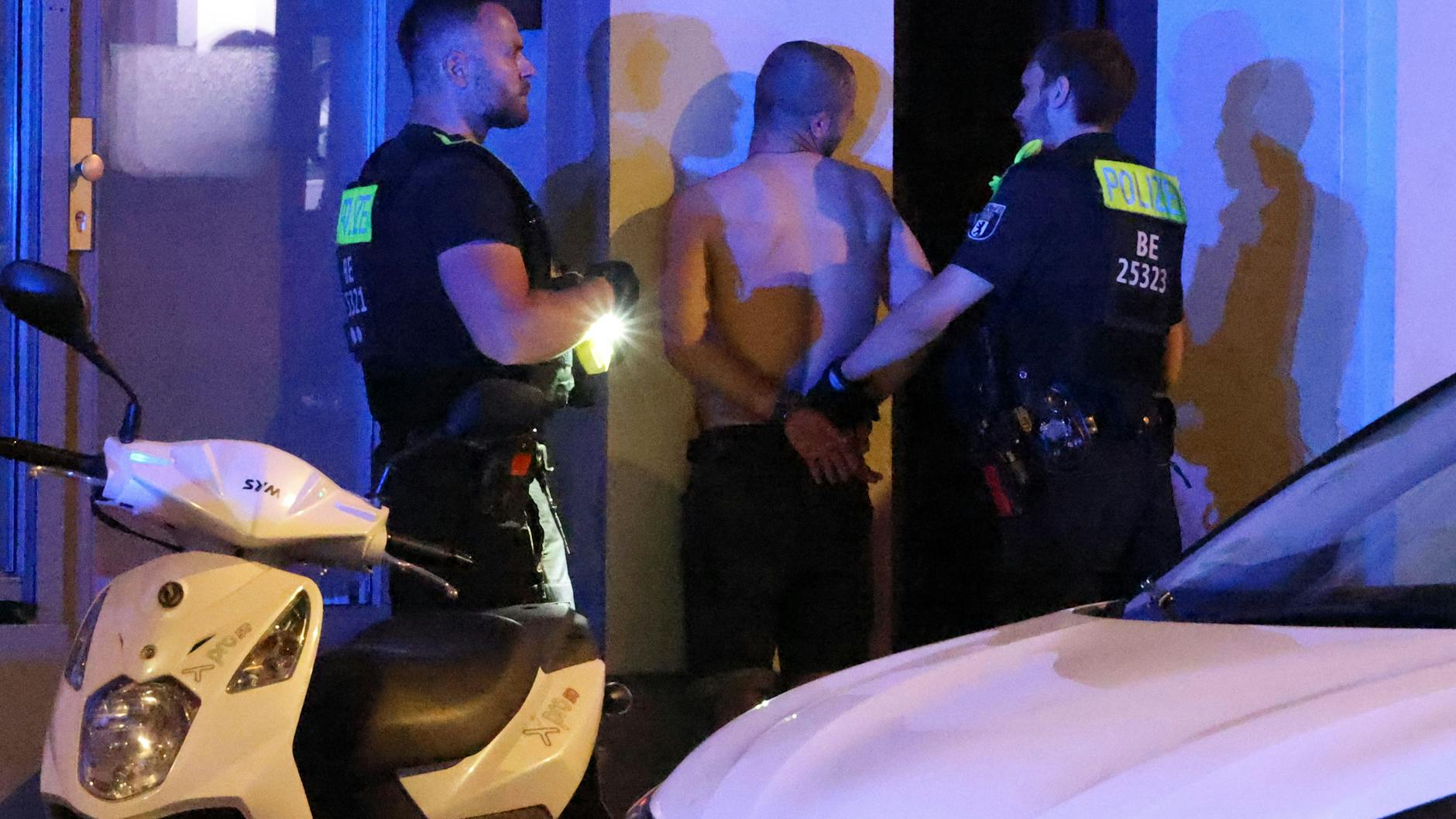 Nach einer Eskalation vor einem Späti in Charlottenburg nahm die Polizei mehrere Männer fest.