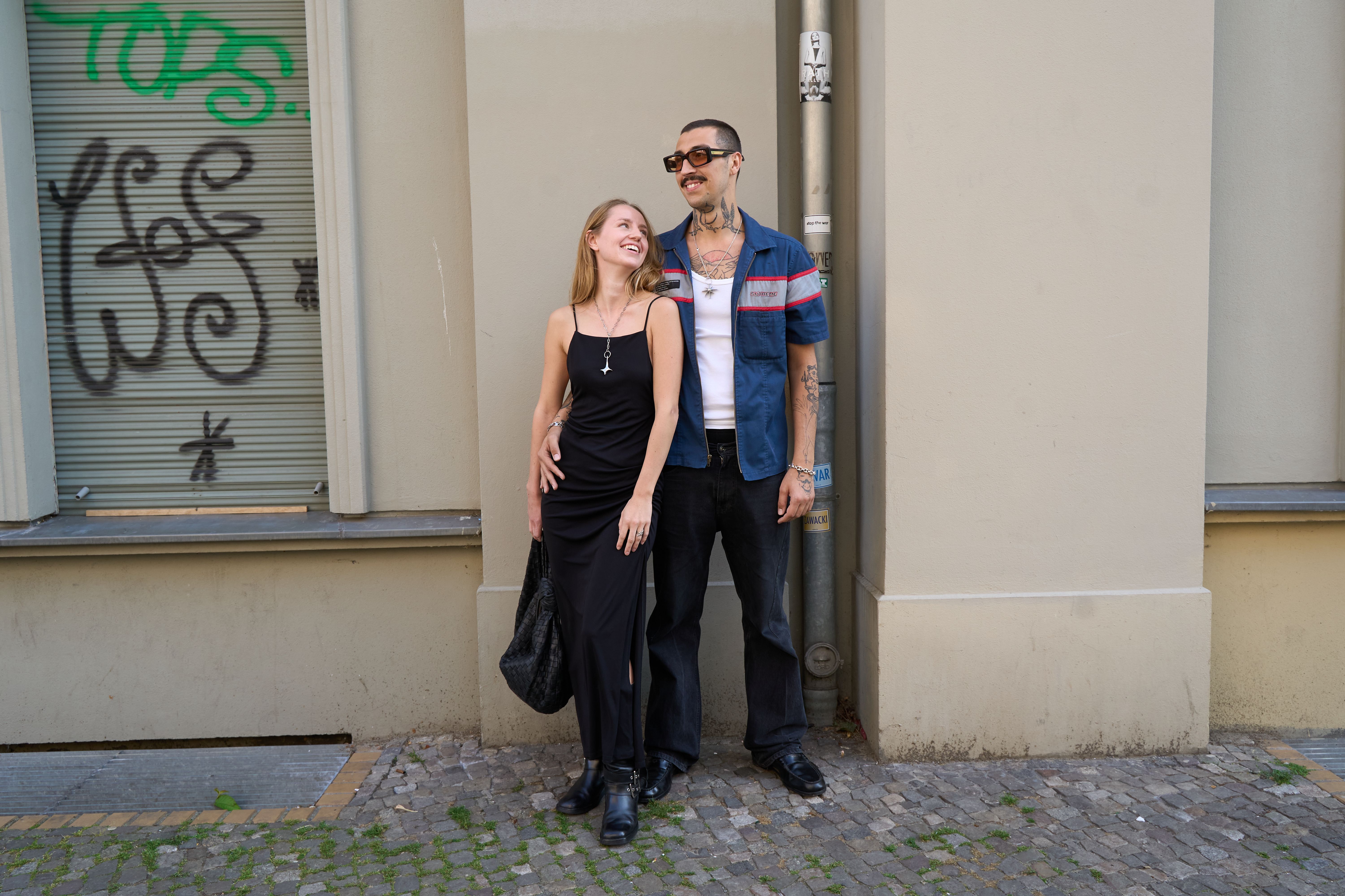 Berlin Street Style: Streetwear und Luxustaschen auf der Torstraße in Berlin Mitte