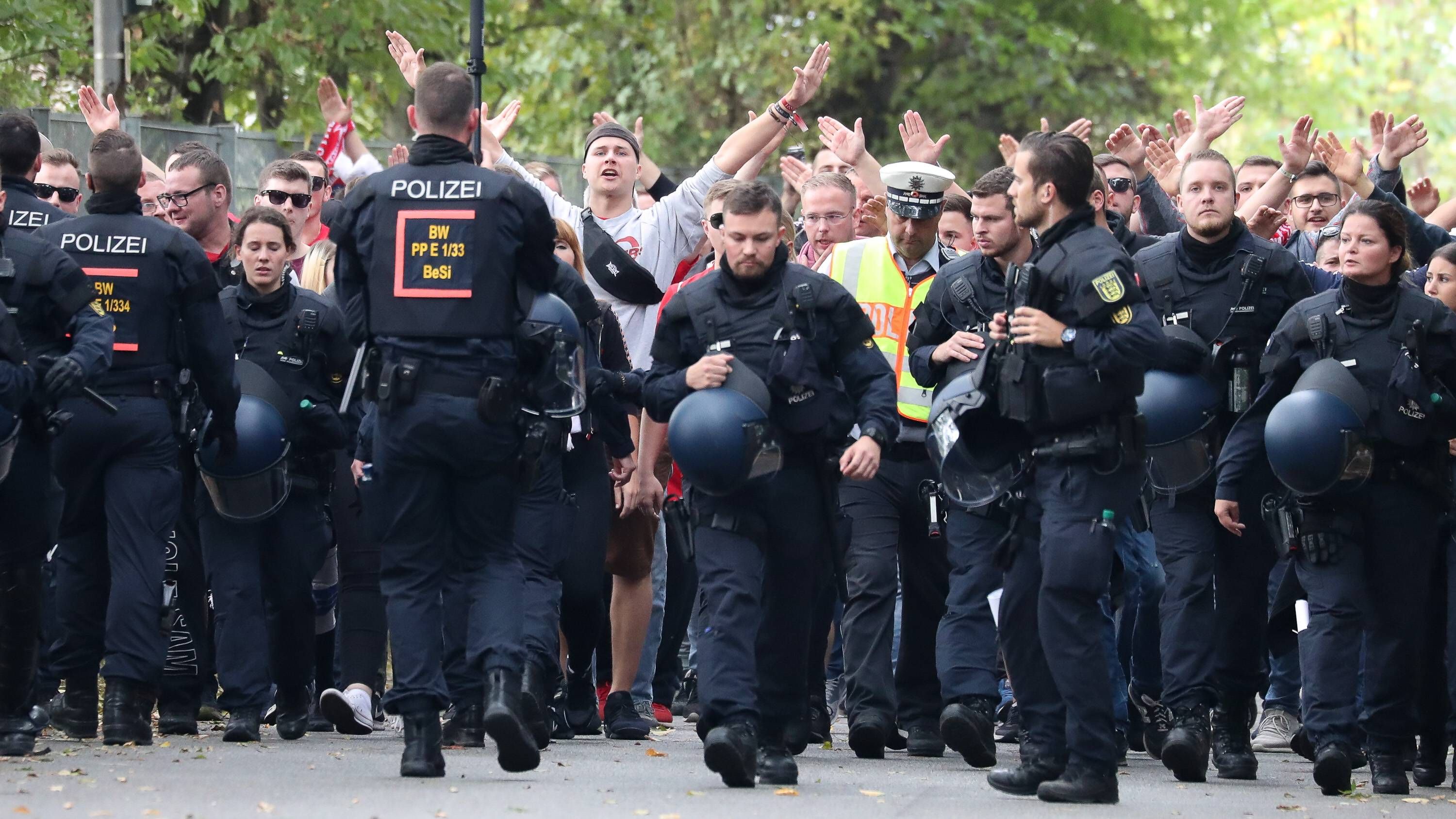 Personalisierte Tickets und 50+1-Regel: Staat knöpft sich den Fußball vor!