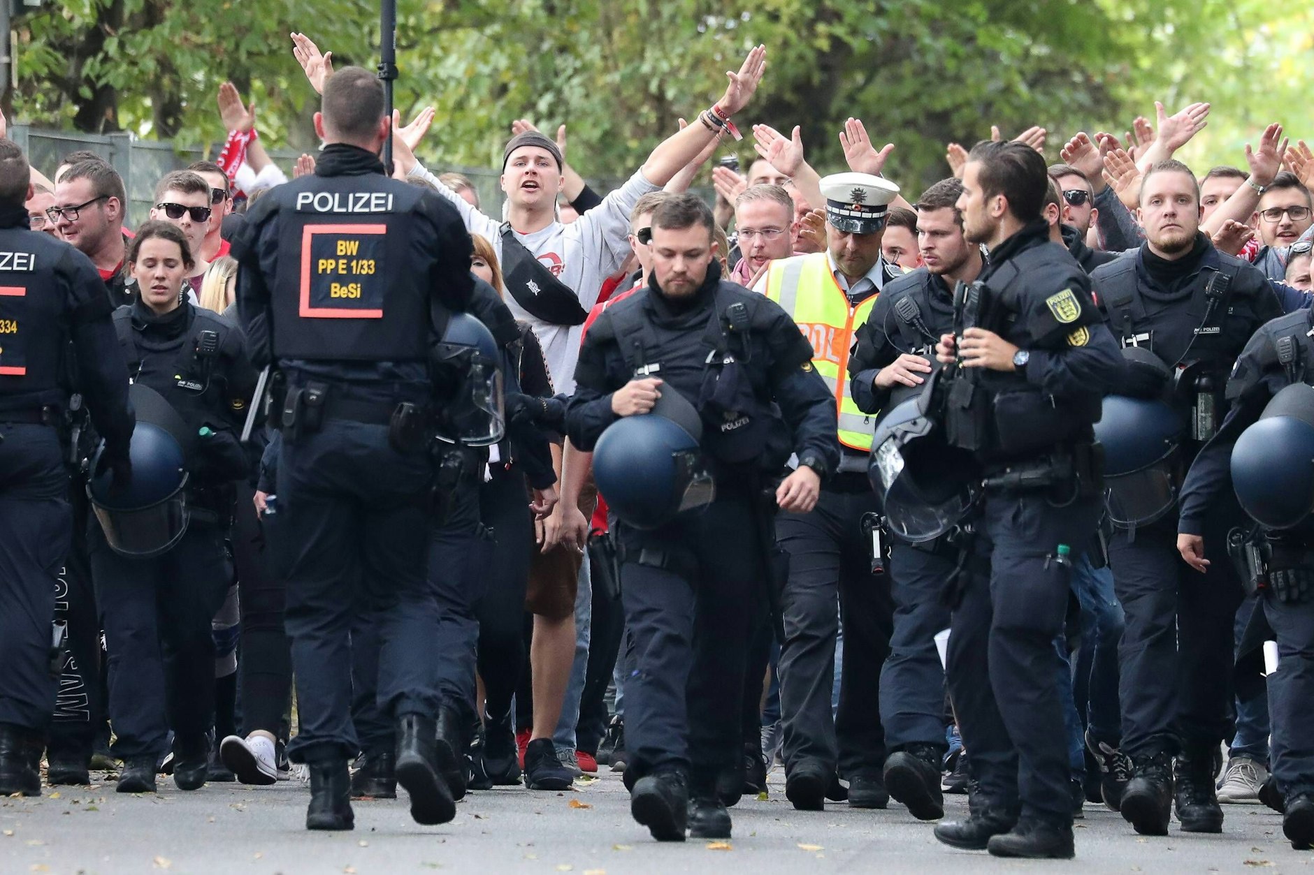 Fast jedes Wochenende muss ein Großaufgebot der Polizei für Sicherheit rund um die Stadien sorgen.