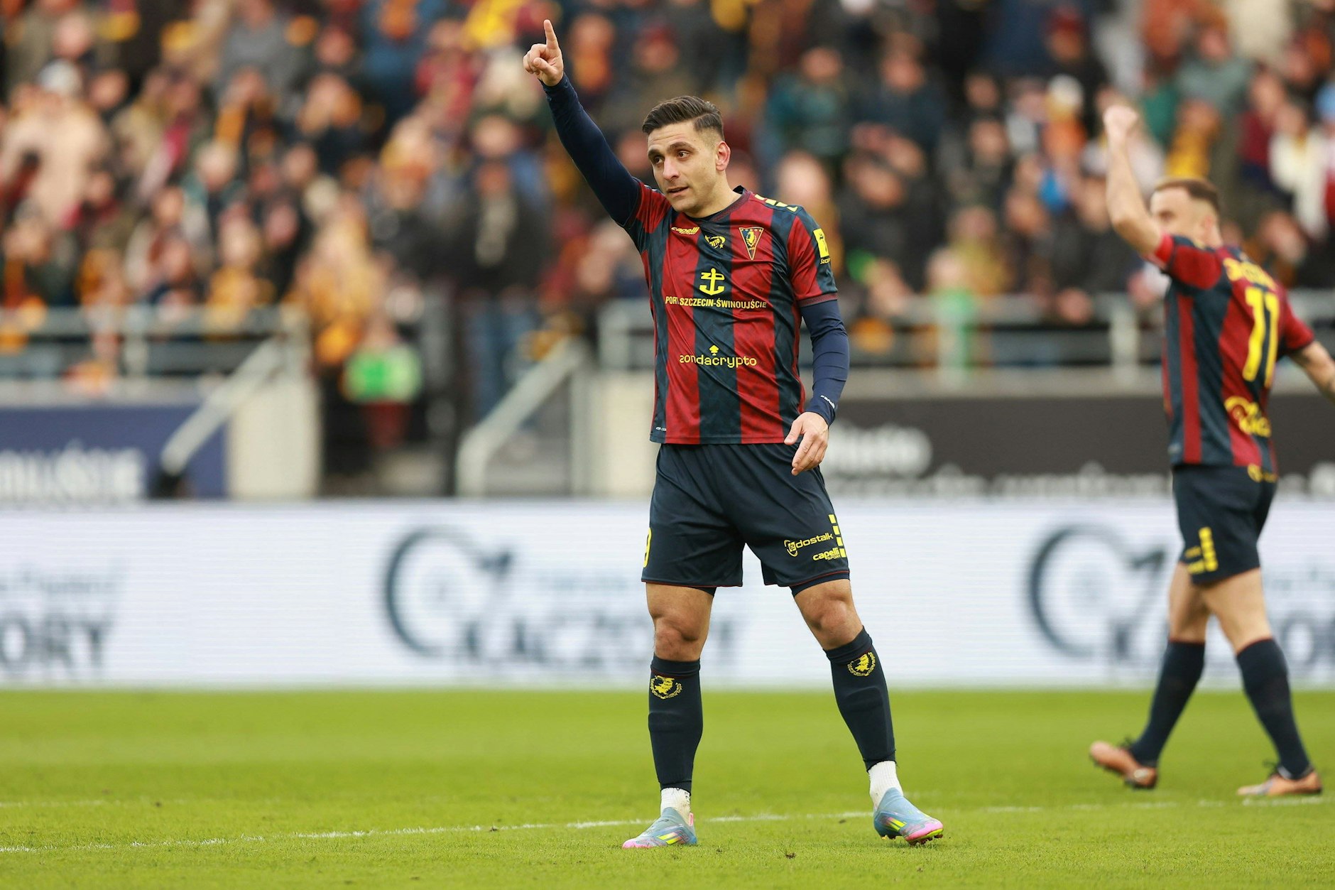 Stettin-Stürmer Efthymios Koulouris, Kandiat beim 1. FC Union, zeigt es an. Die Ablöseforderungen steigen auch in Polen deutlich.