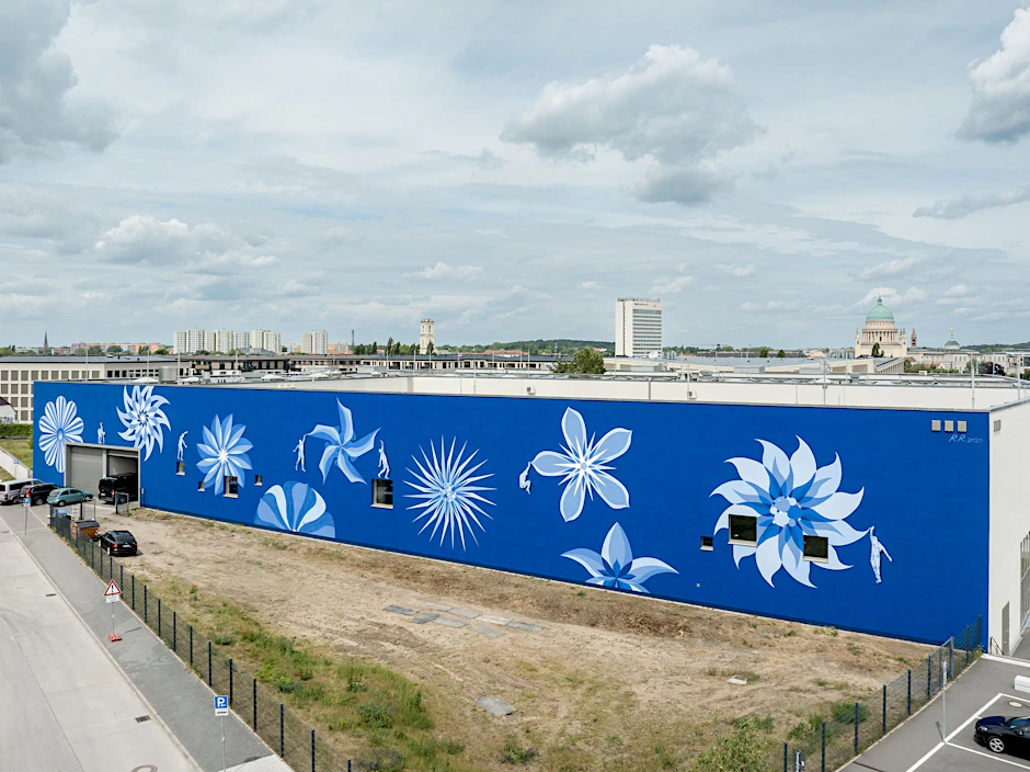 Preußischblau mit Panorama: Robin Rhodes Fresko an der Südfassade des Freizeitbades blu in Potsdam.