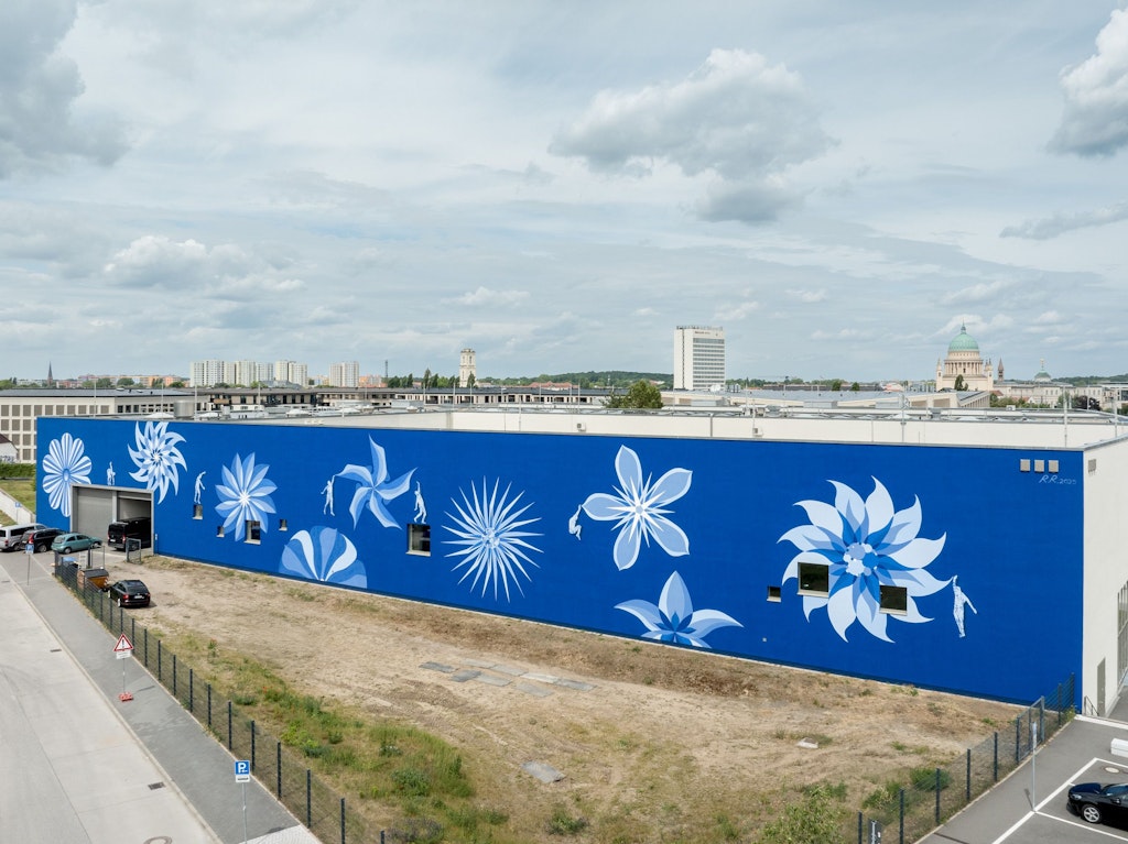 Am Brauhausberg „wächst“ auf der Schwimmbadwand ein Botanischer Garten