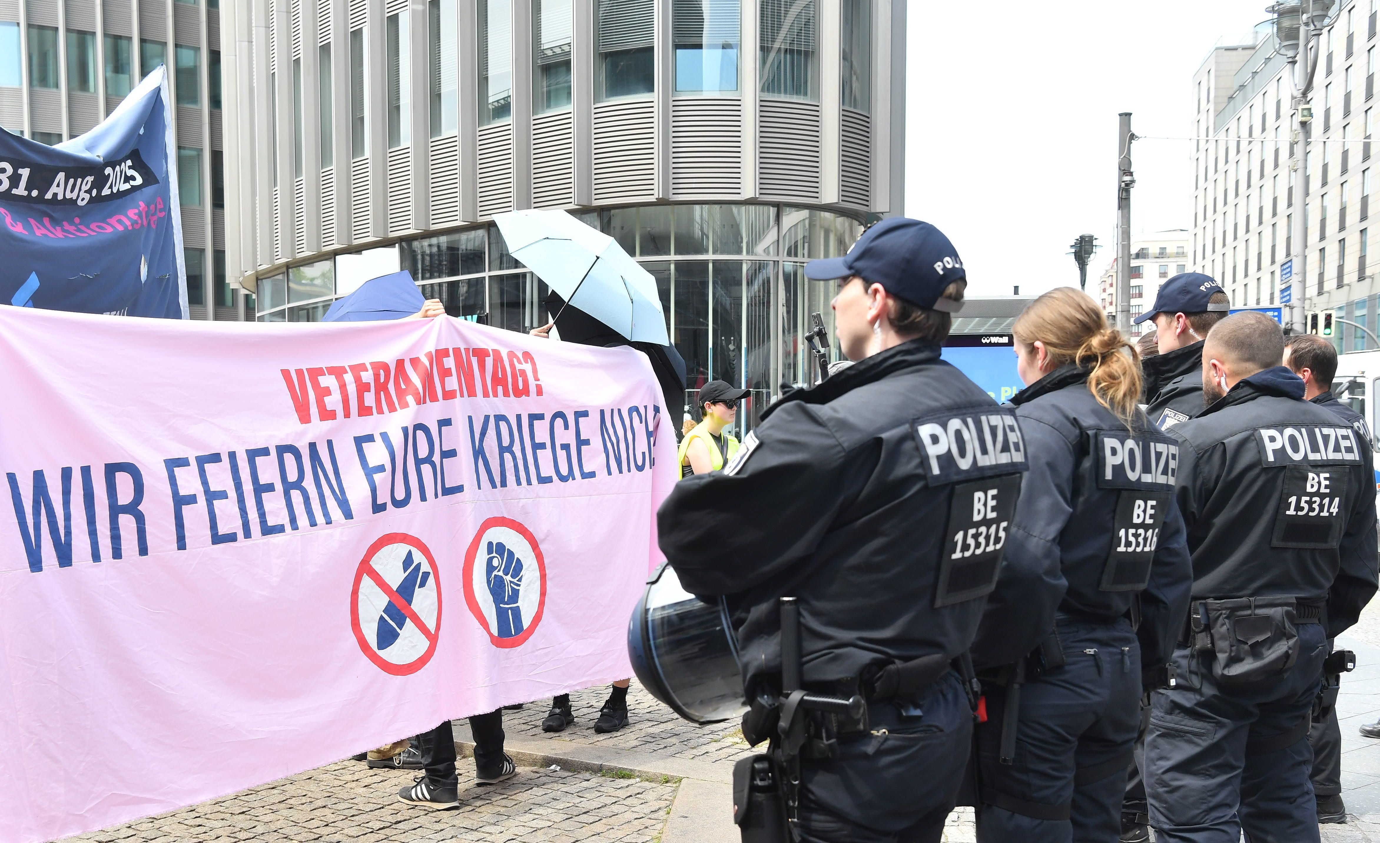 Veteranentag in Berlin: Verbotene Symbole gezeigt – zehn Festnahmen