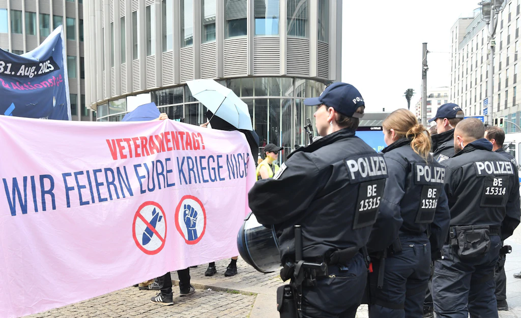 Veteranentag in Berlin: Verbotene Symbole gezeigt – zehn Festnahmen